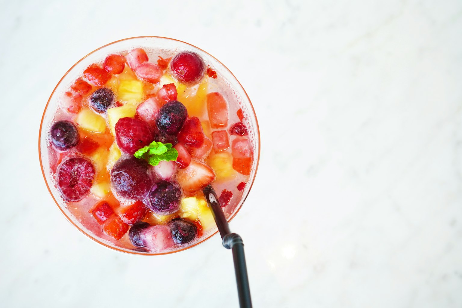 Vue de dessus d'un cocktail rempli de fruits colorés