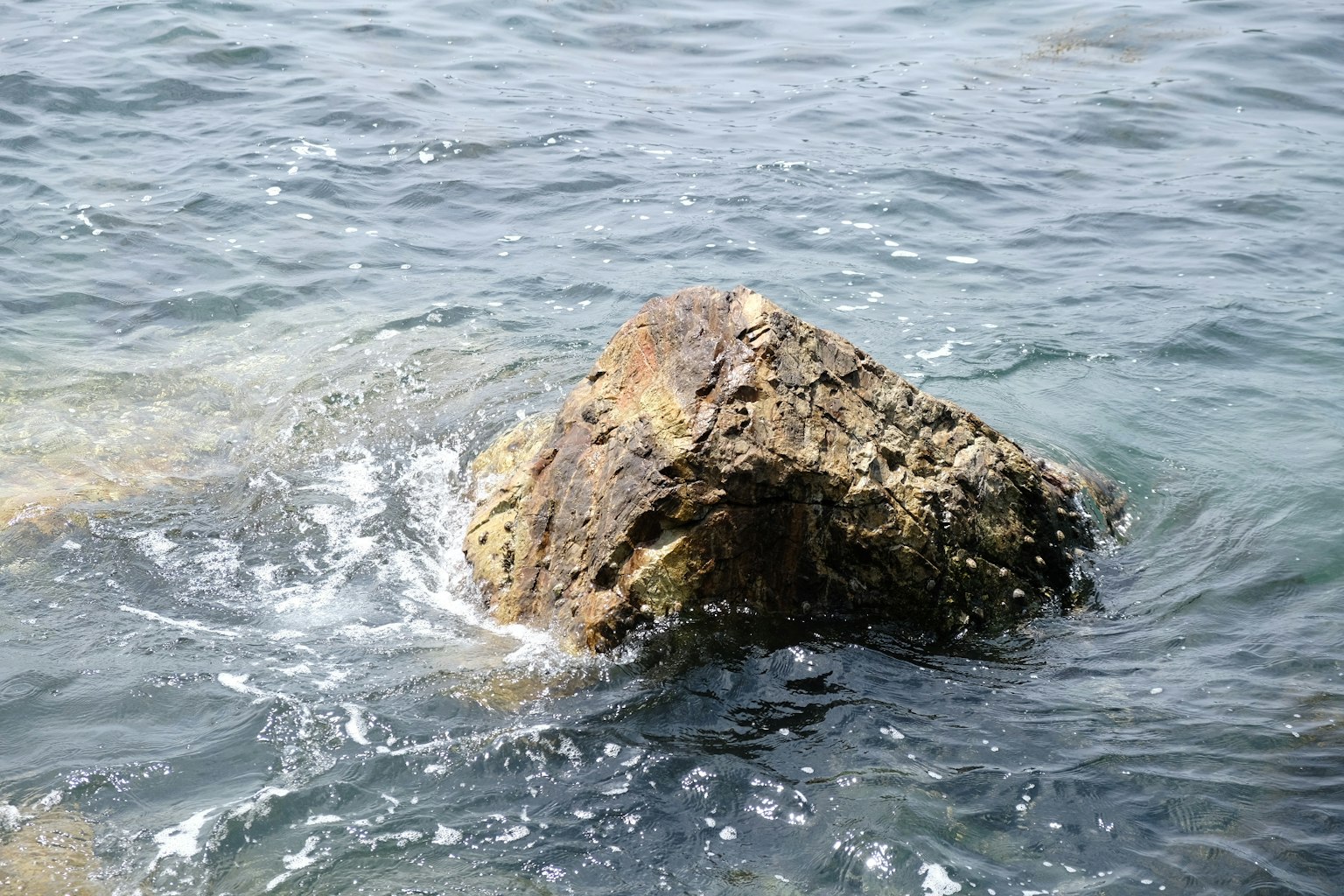 部分沉入水中的岩石和波浪