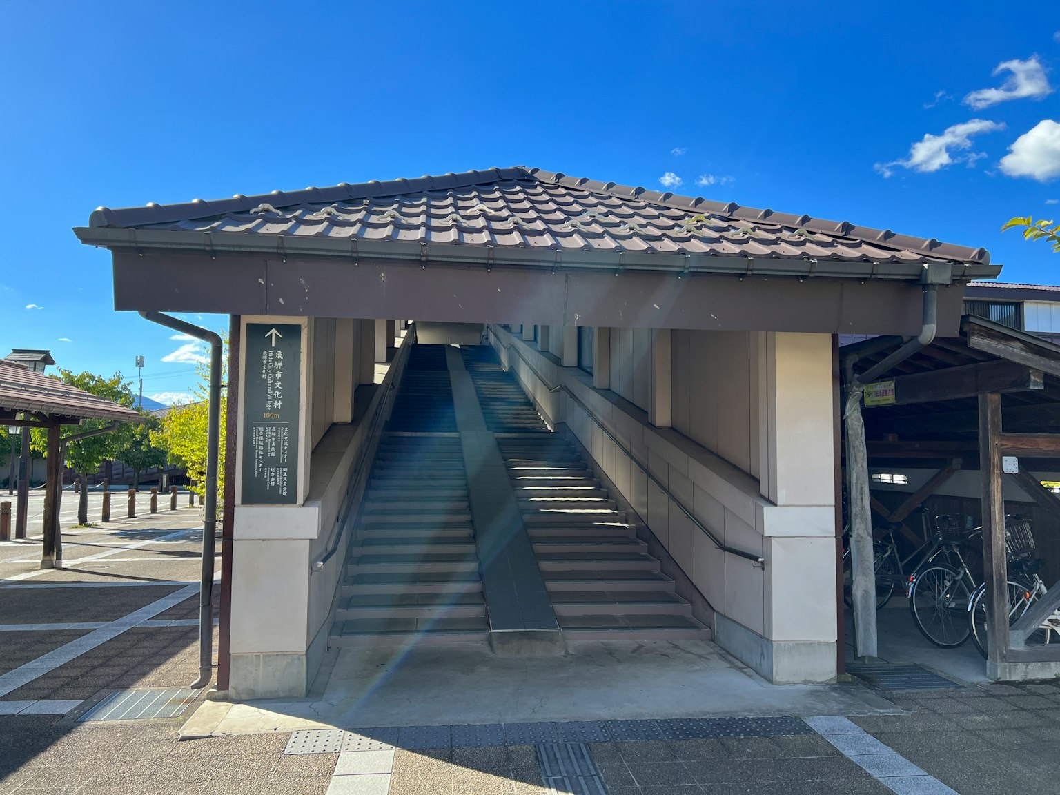 车站入口有带顶楼梯和瓦屋顶