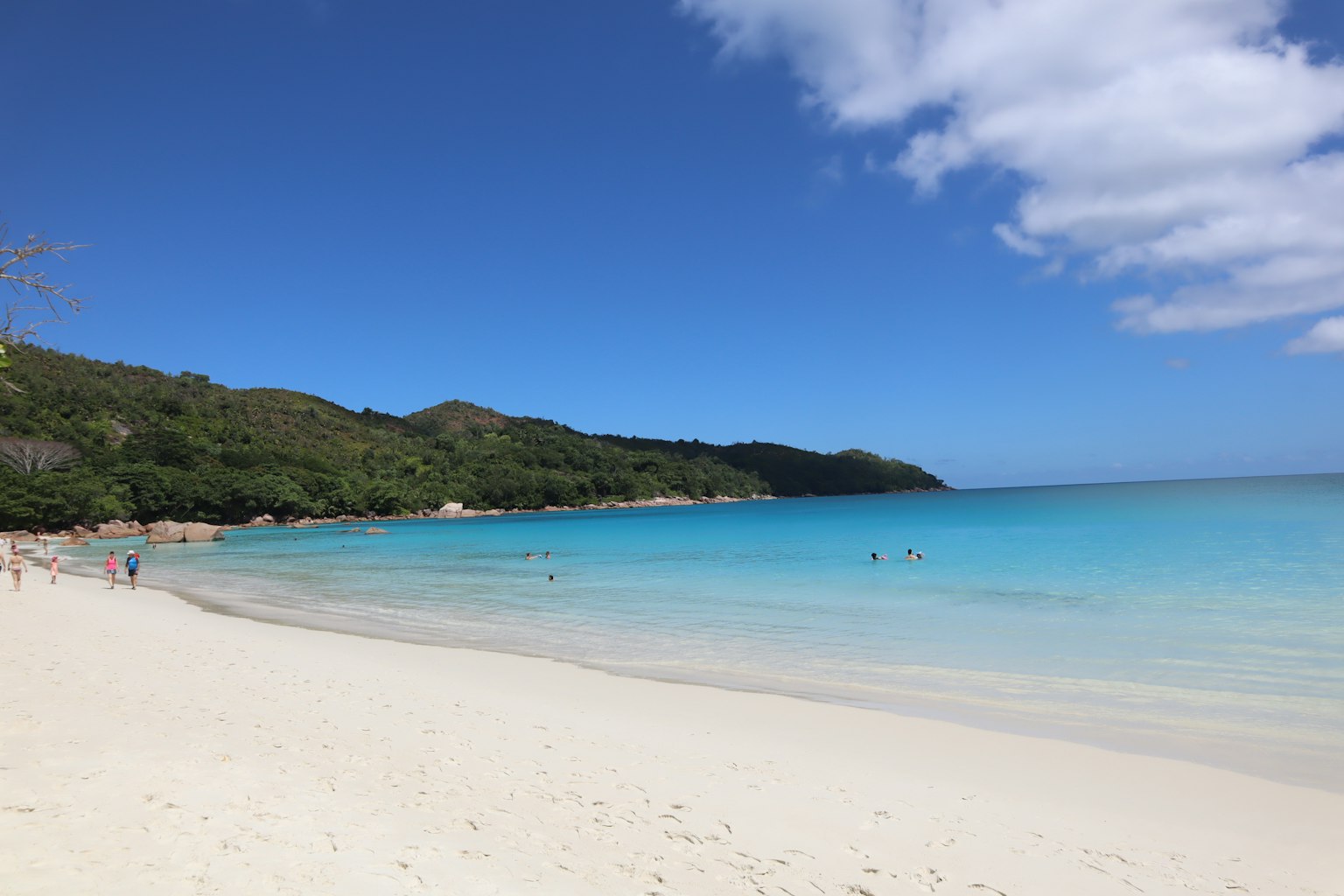 Vista escénica de una playa con agua azul y arena blanca