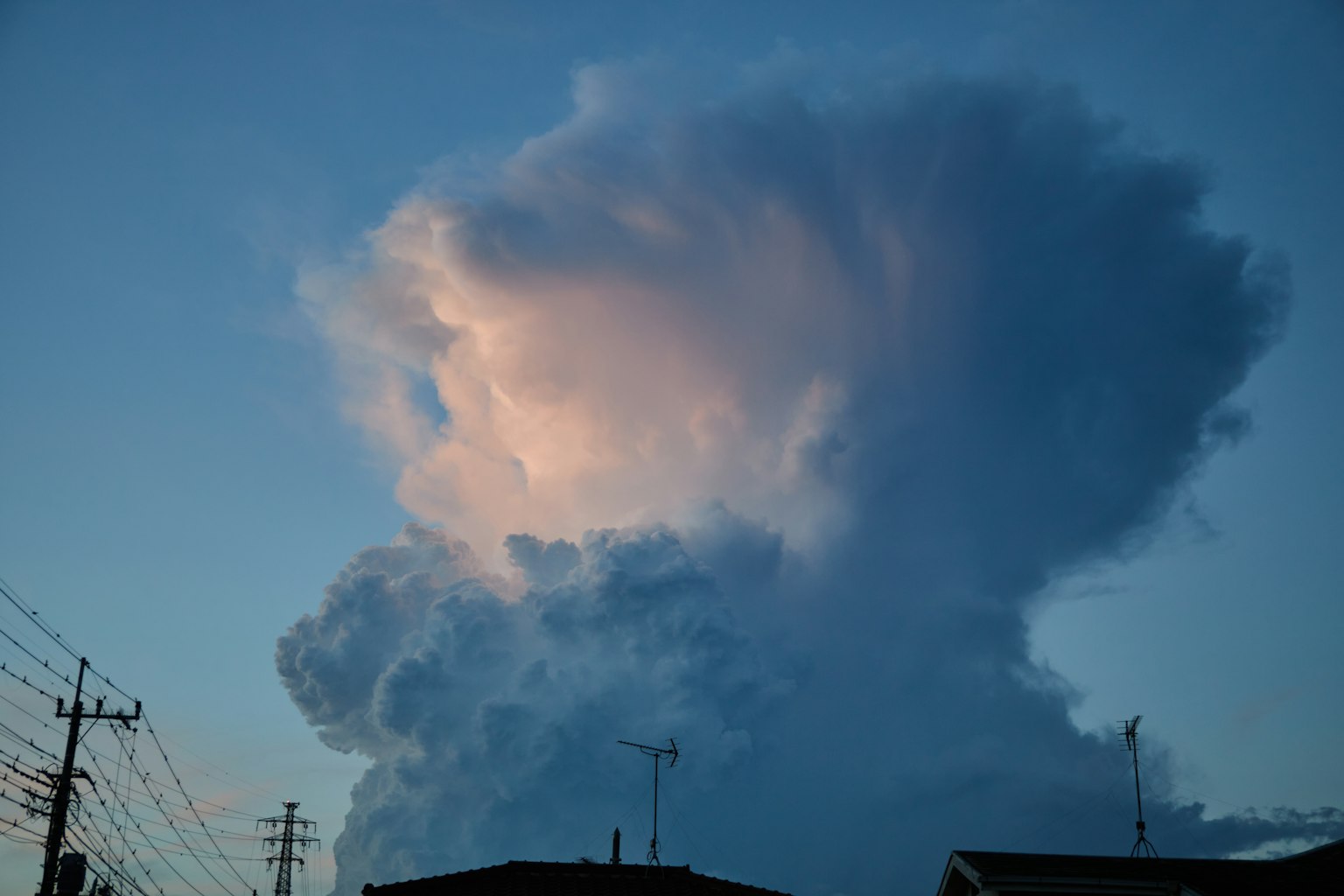在藍天背景下被日落照亮的大型雲層