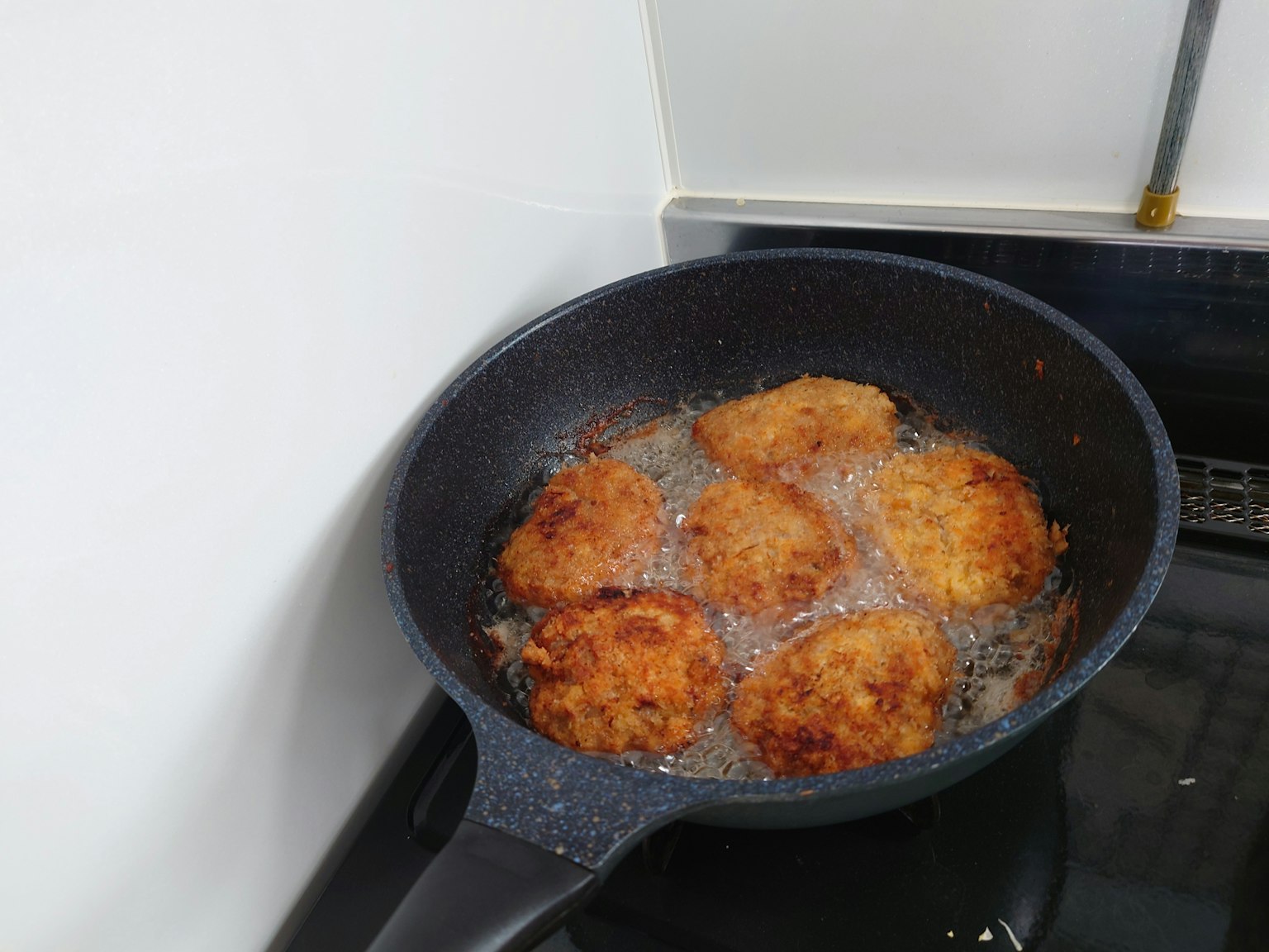 Bánh croquette giòn rán trong chảo