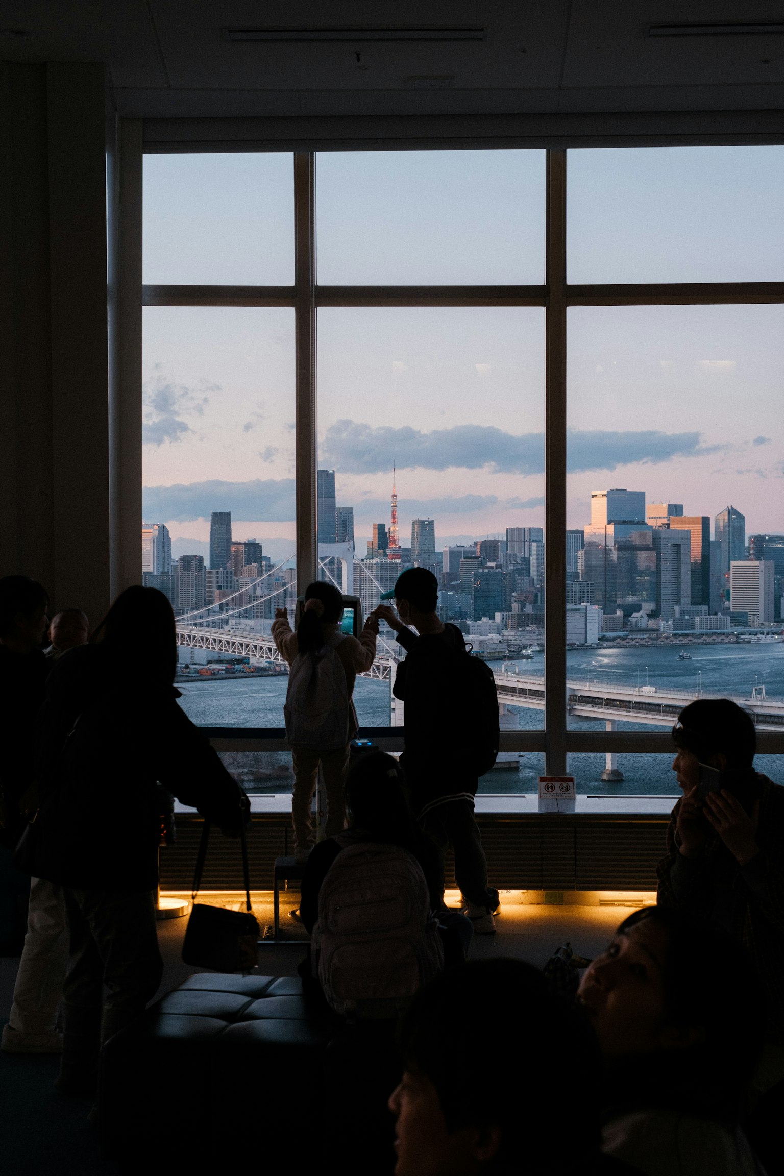 高层窗户前人们的剪影与城市全景