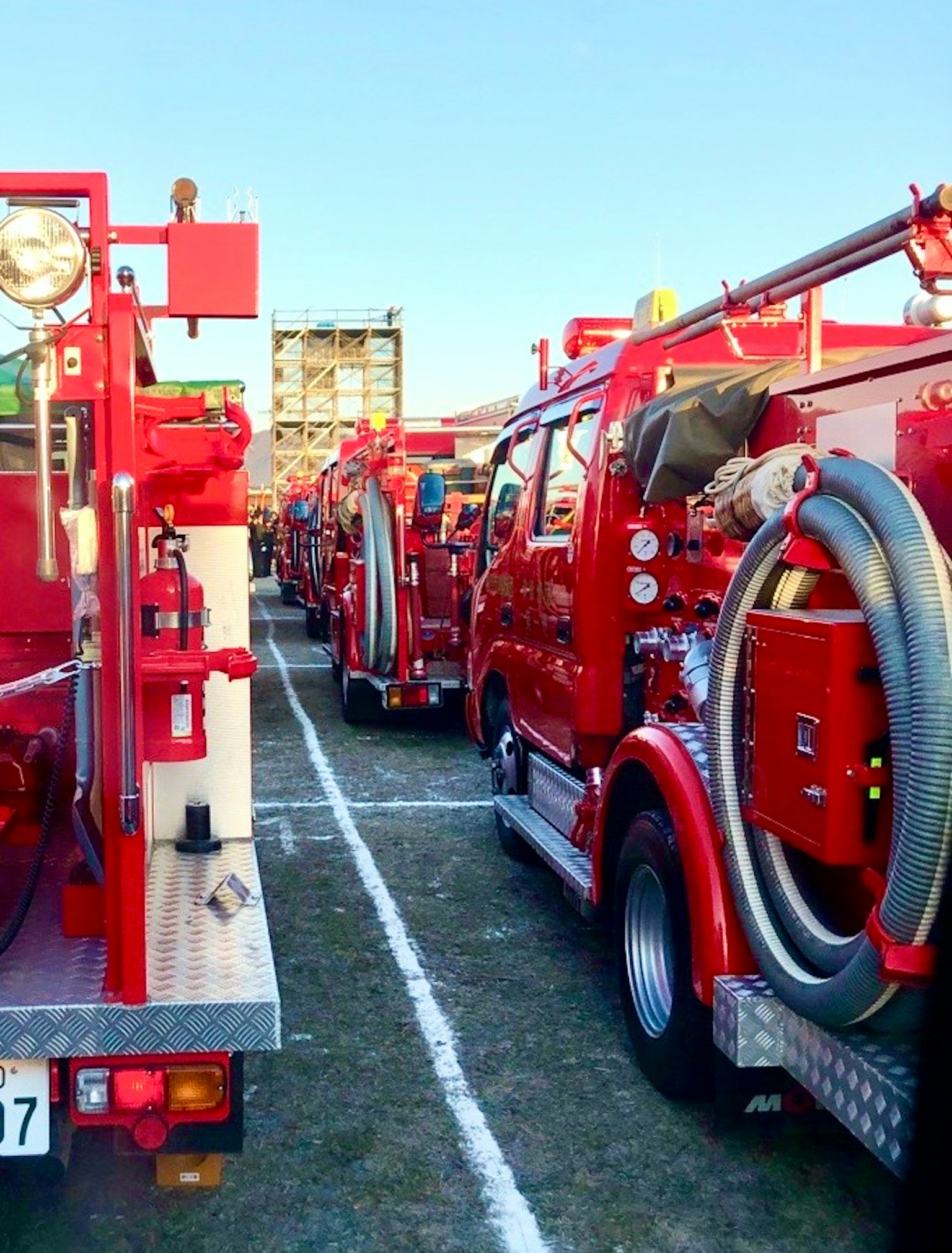 Rangée de camions de pompiers rouges