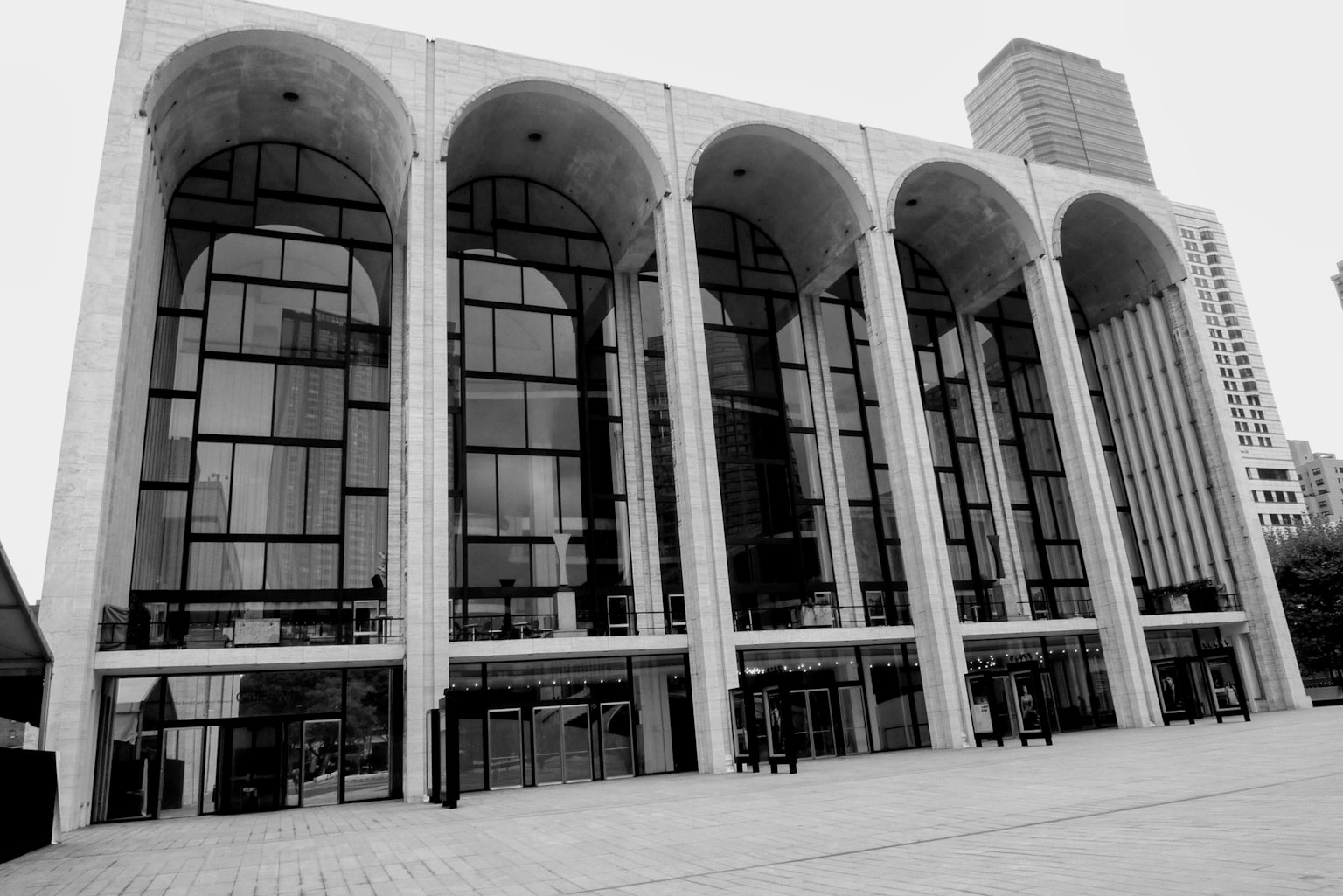 Architecture moderne du Lincoln Center avec façade en verre