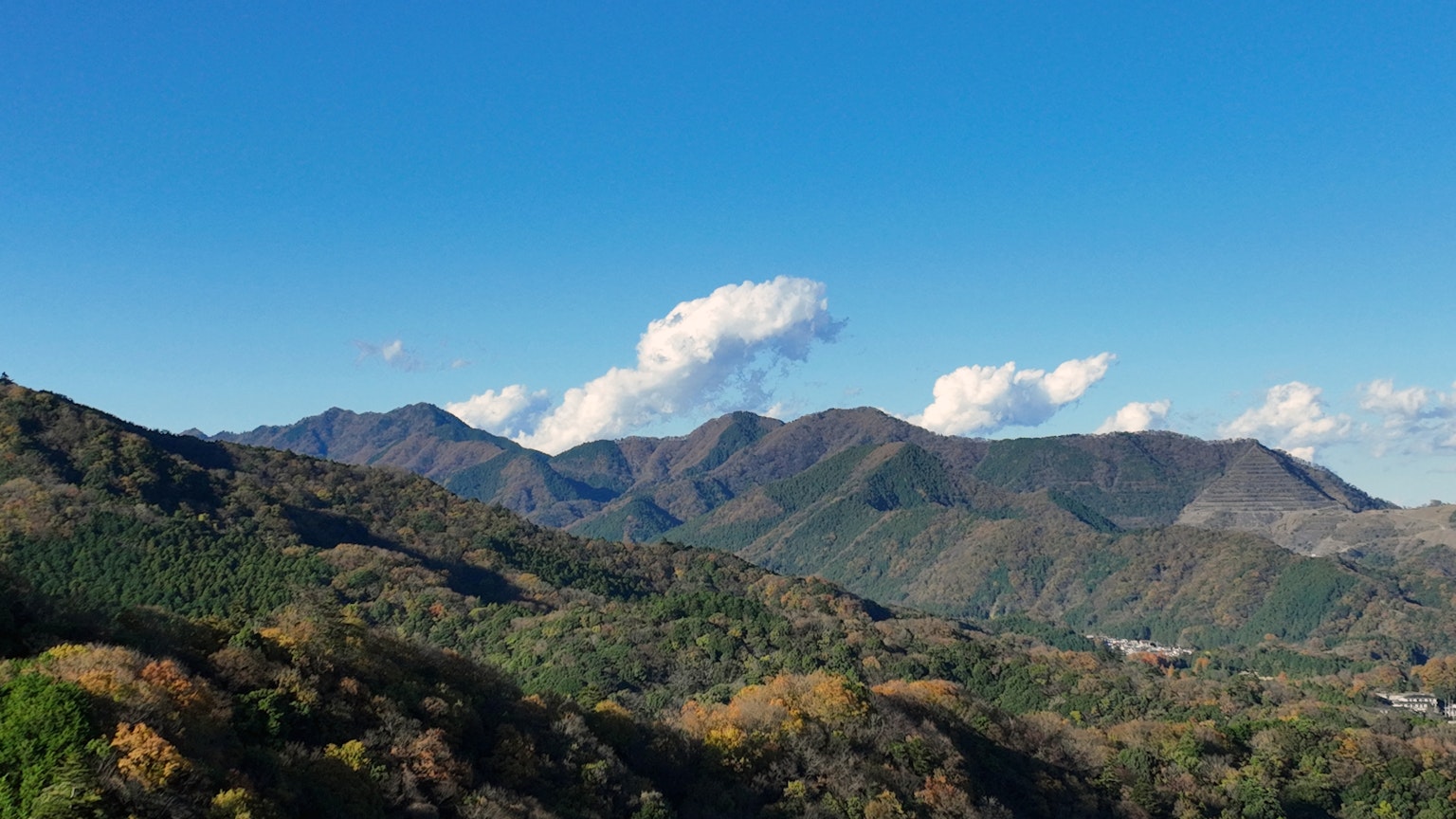 Paesaggio montano con cielo blu e nuvole bianche