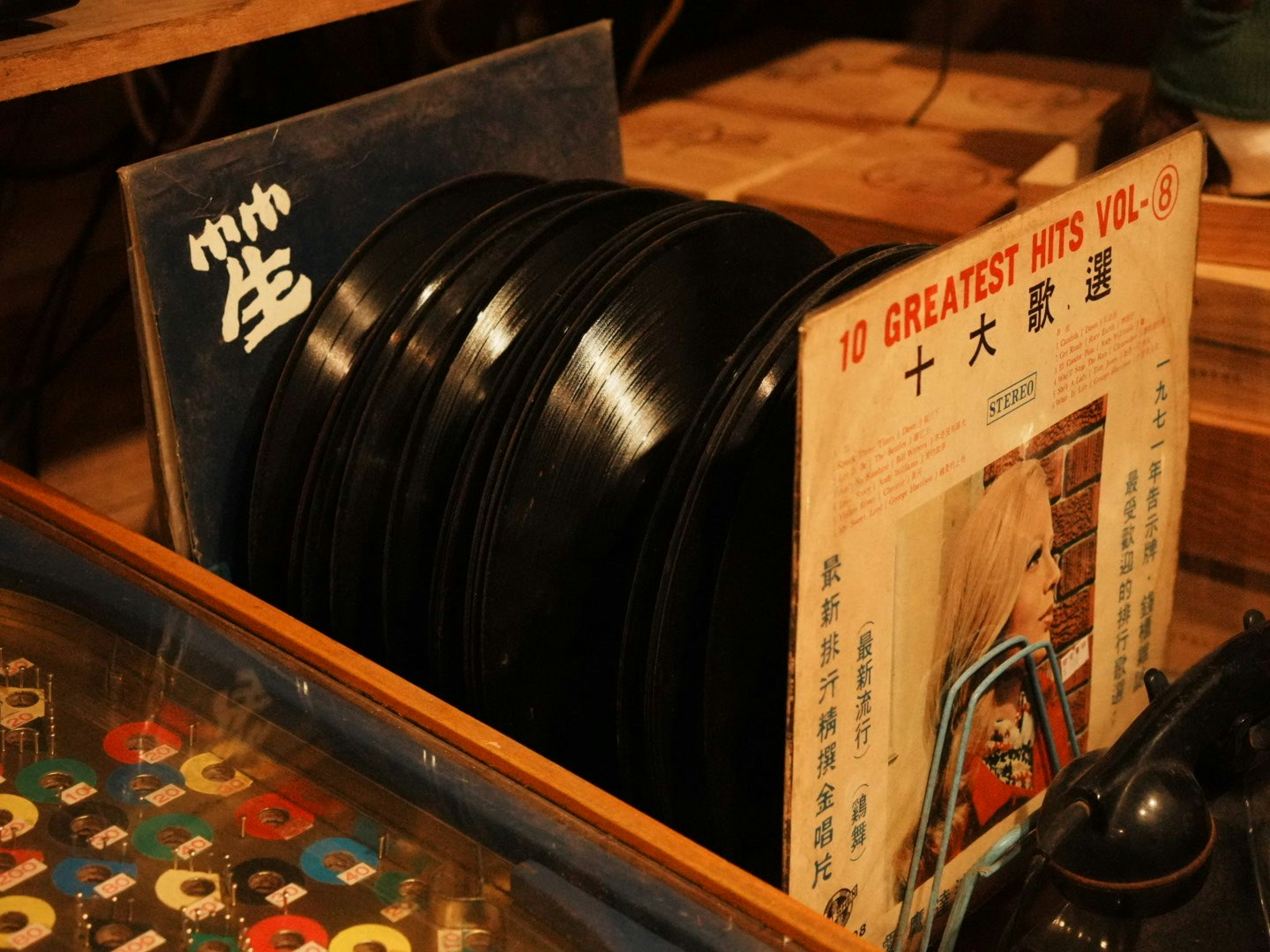 Retro-Regal im Laden mit Vinyl-Schallplatten und Albumcovern