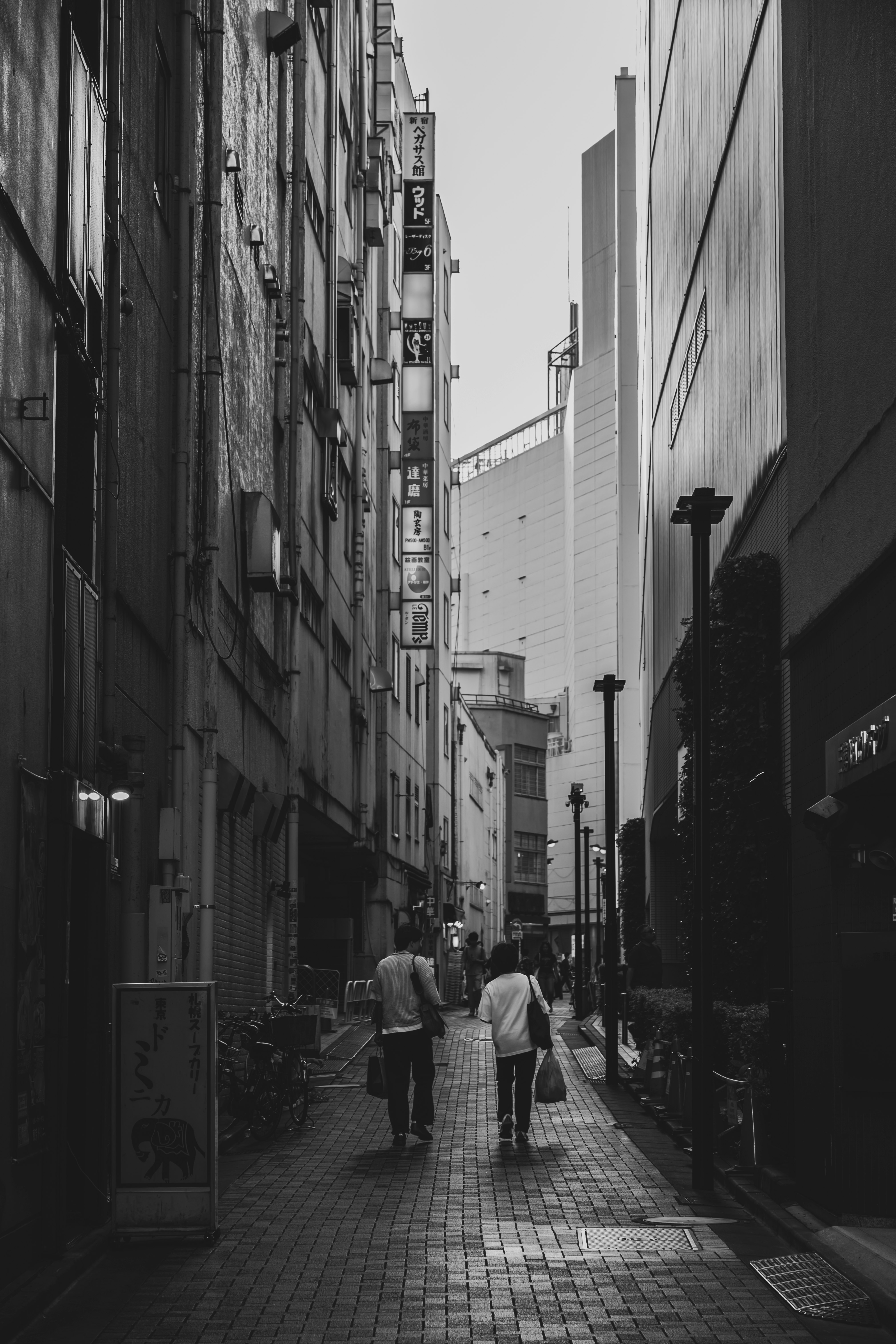 路地の奥へ続く細い商店街の通り