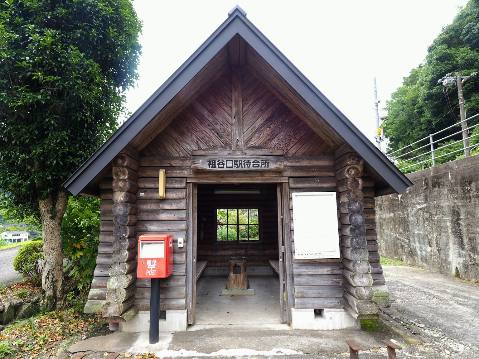 Cabane en bois avec une boîte aux lettres dans un cadre rural
