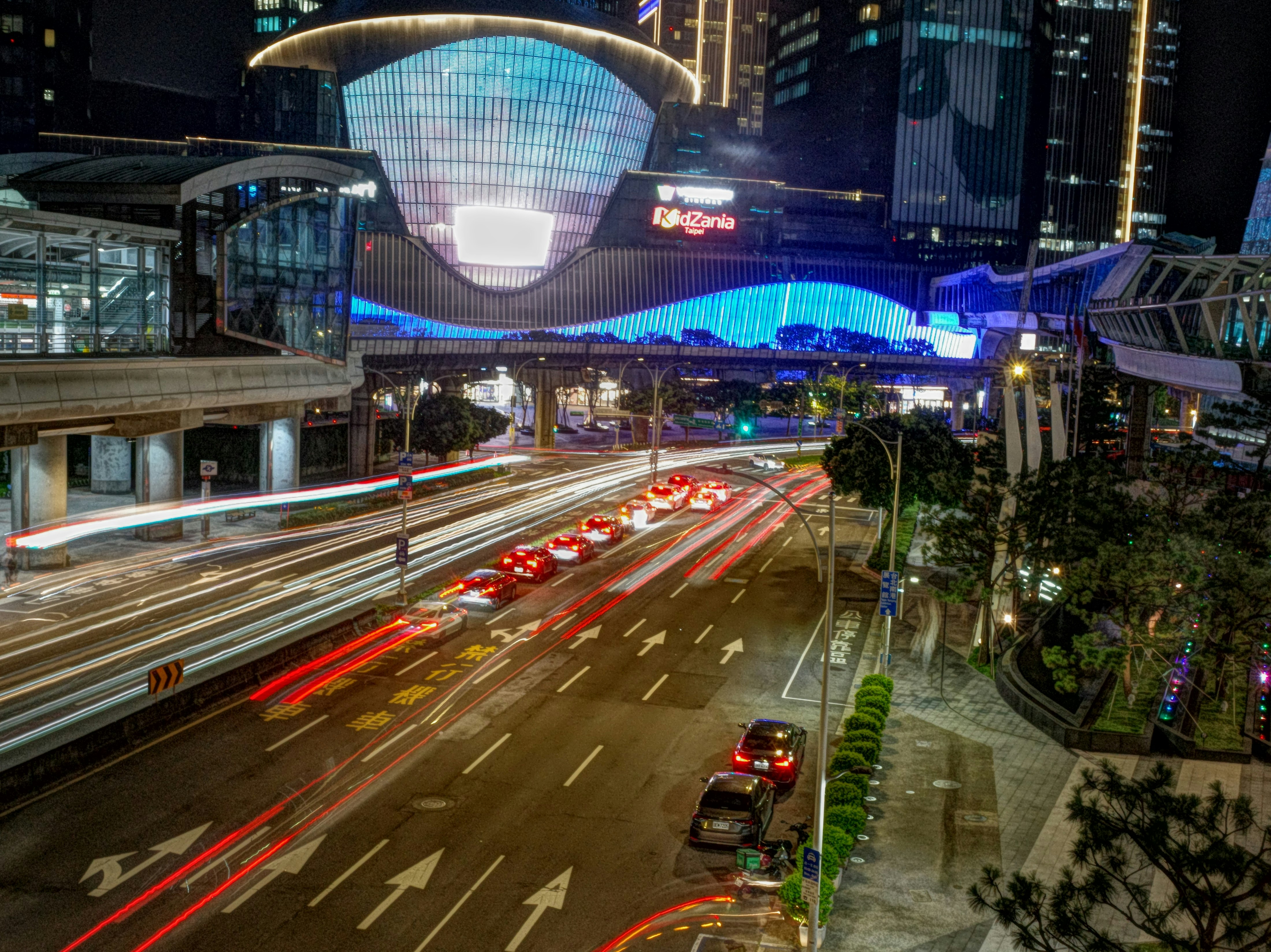 台北の夜景、道路を走る車と建物のライトアップ