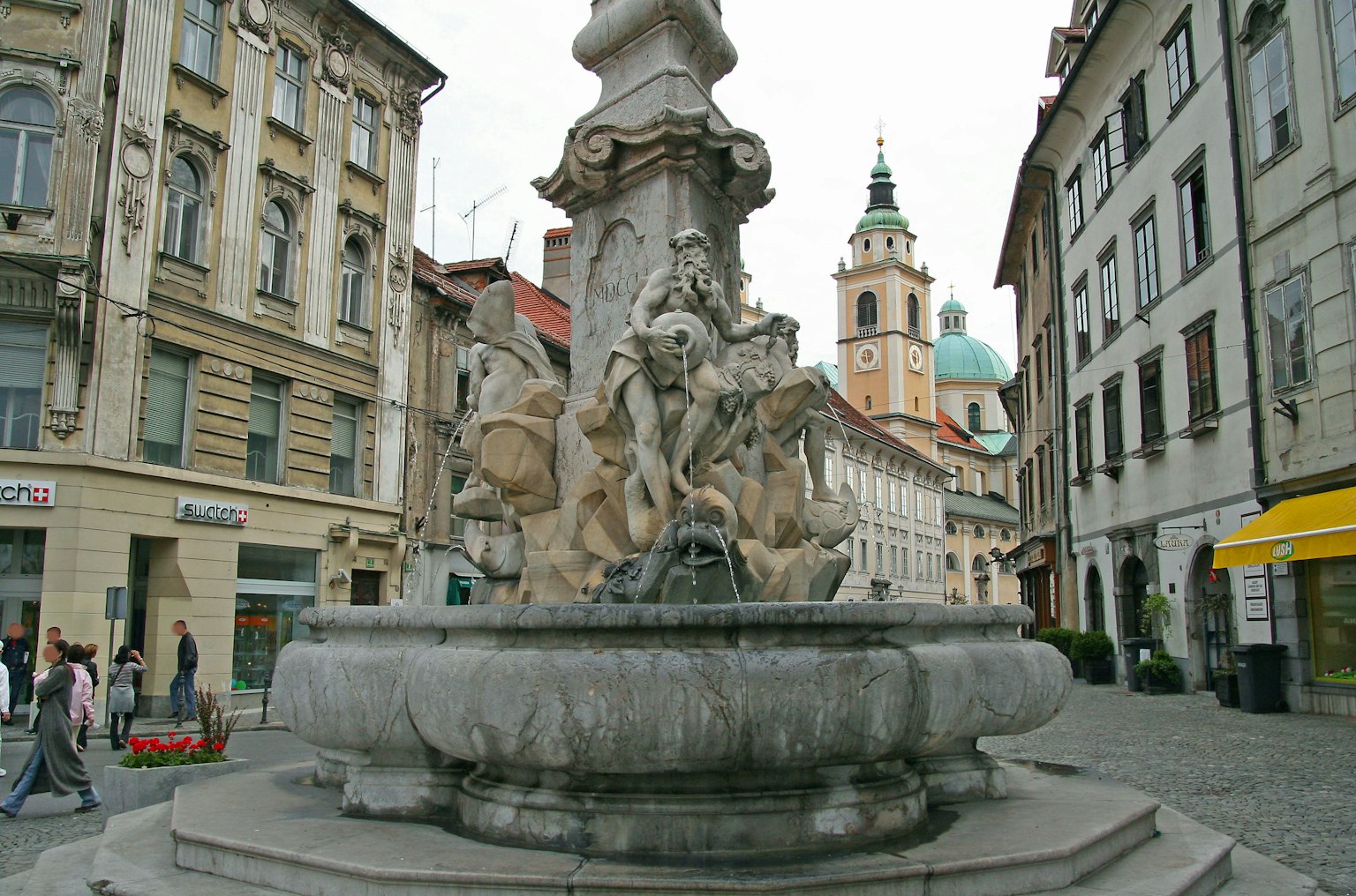 Đài phun nước đẹp ở trung tâm Ljubljana với các tòa nhà lịch sử