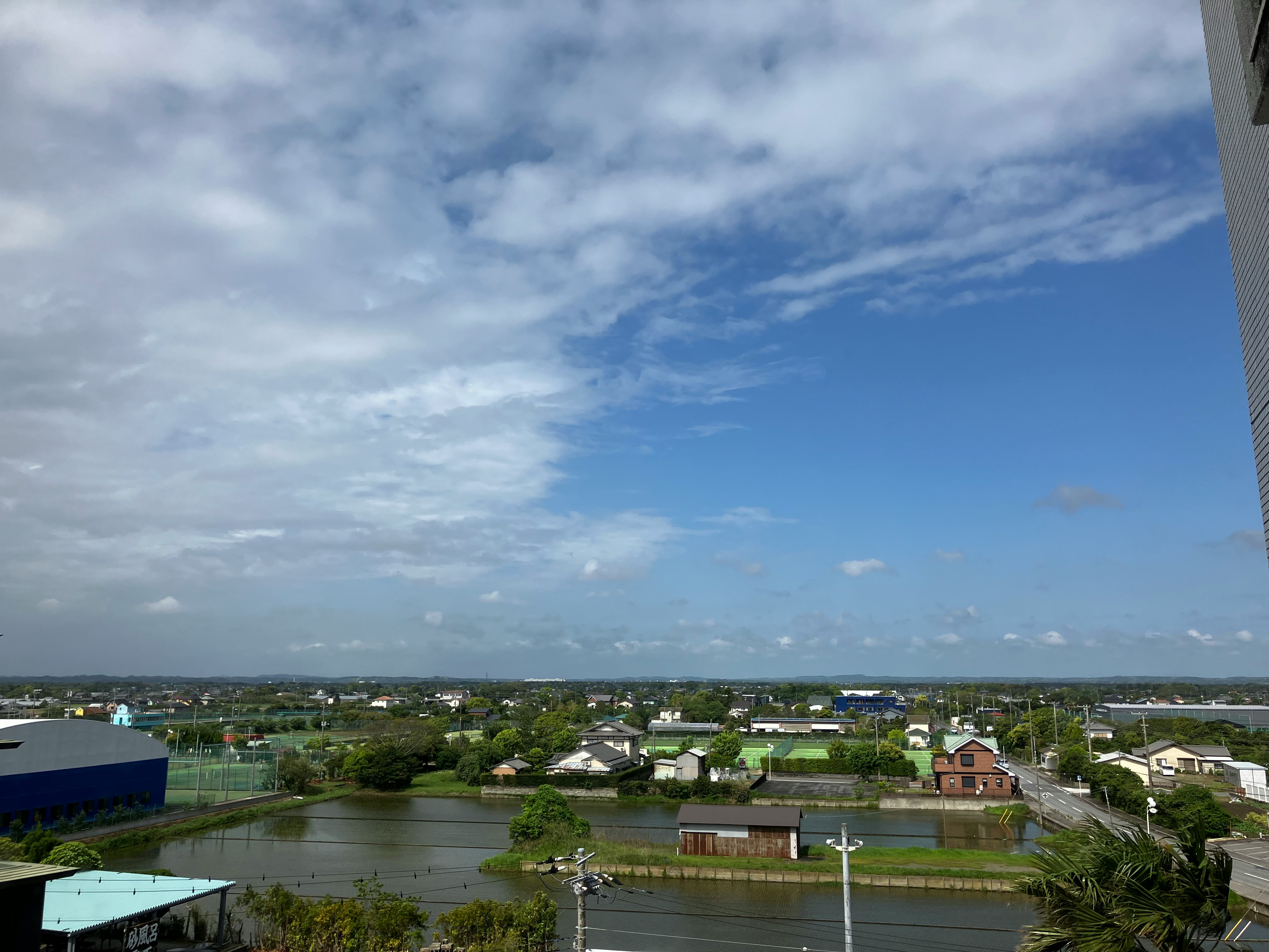 河畔城鎮景觀與遠方天空