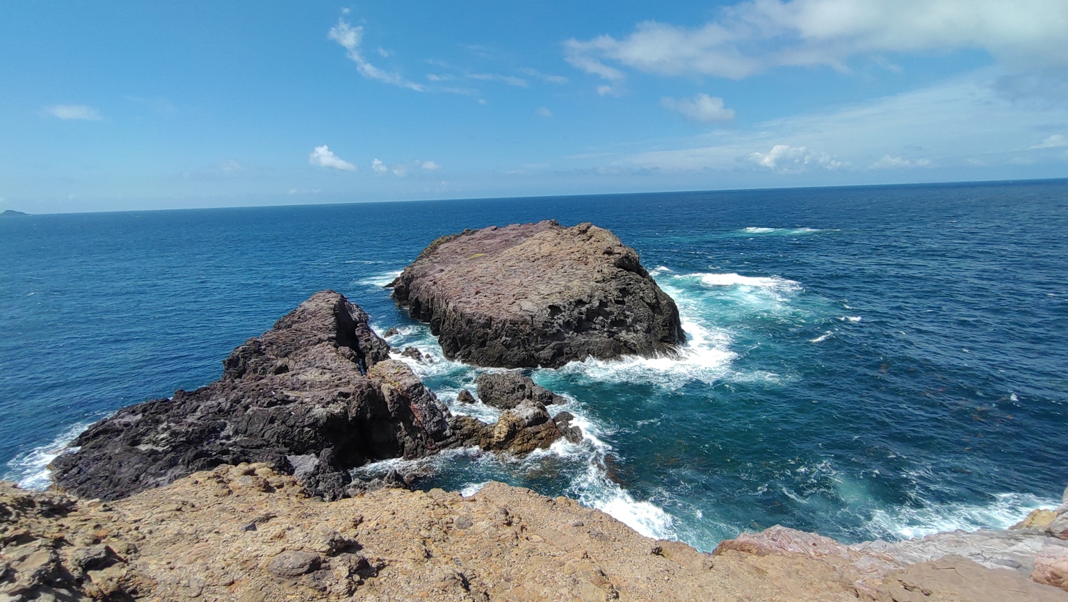 Beau paysage côtier avec océan bleu et formations rocheuses