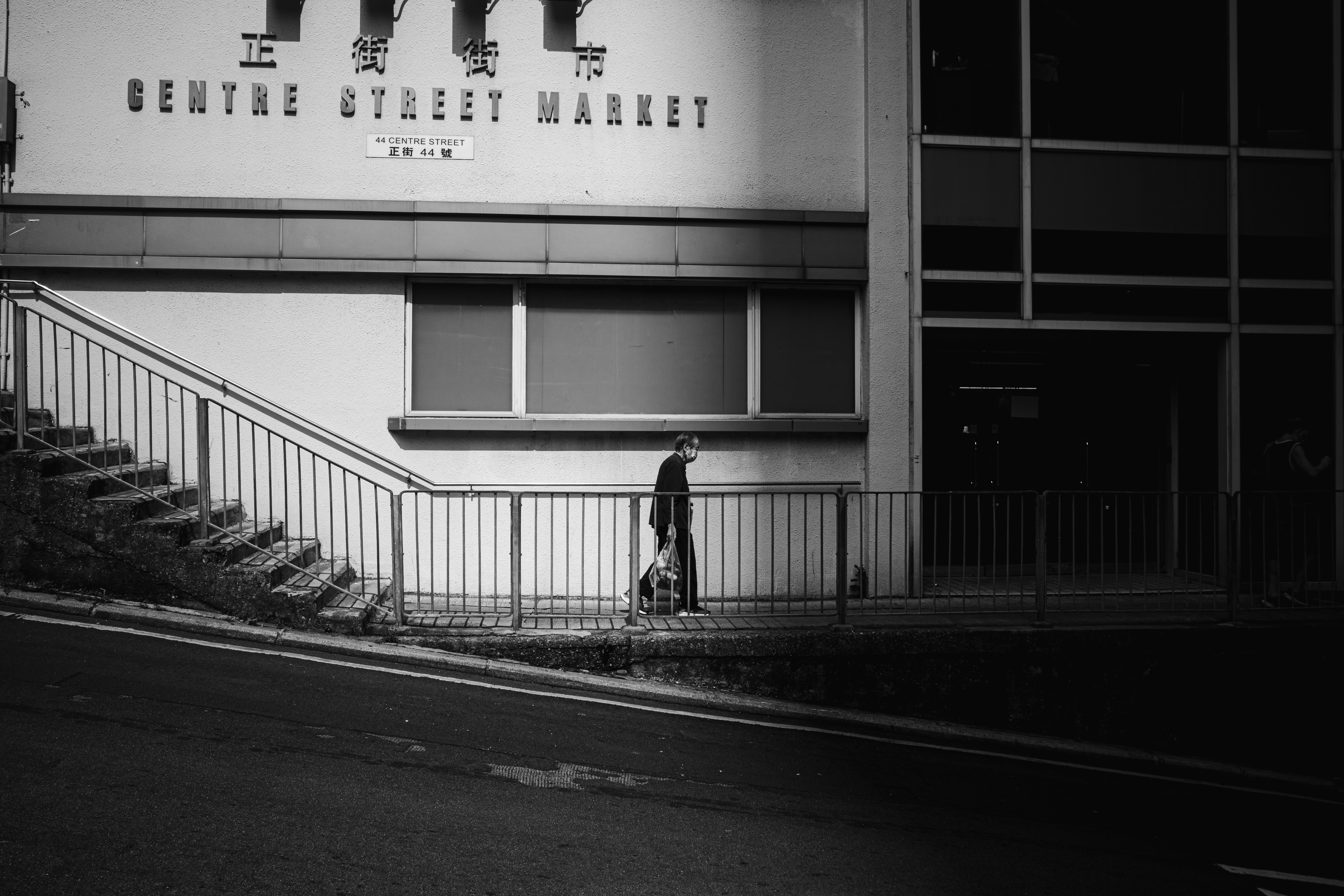 “TENYAE STREET MARKET” 간판 앞 골목과 보행자