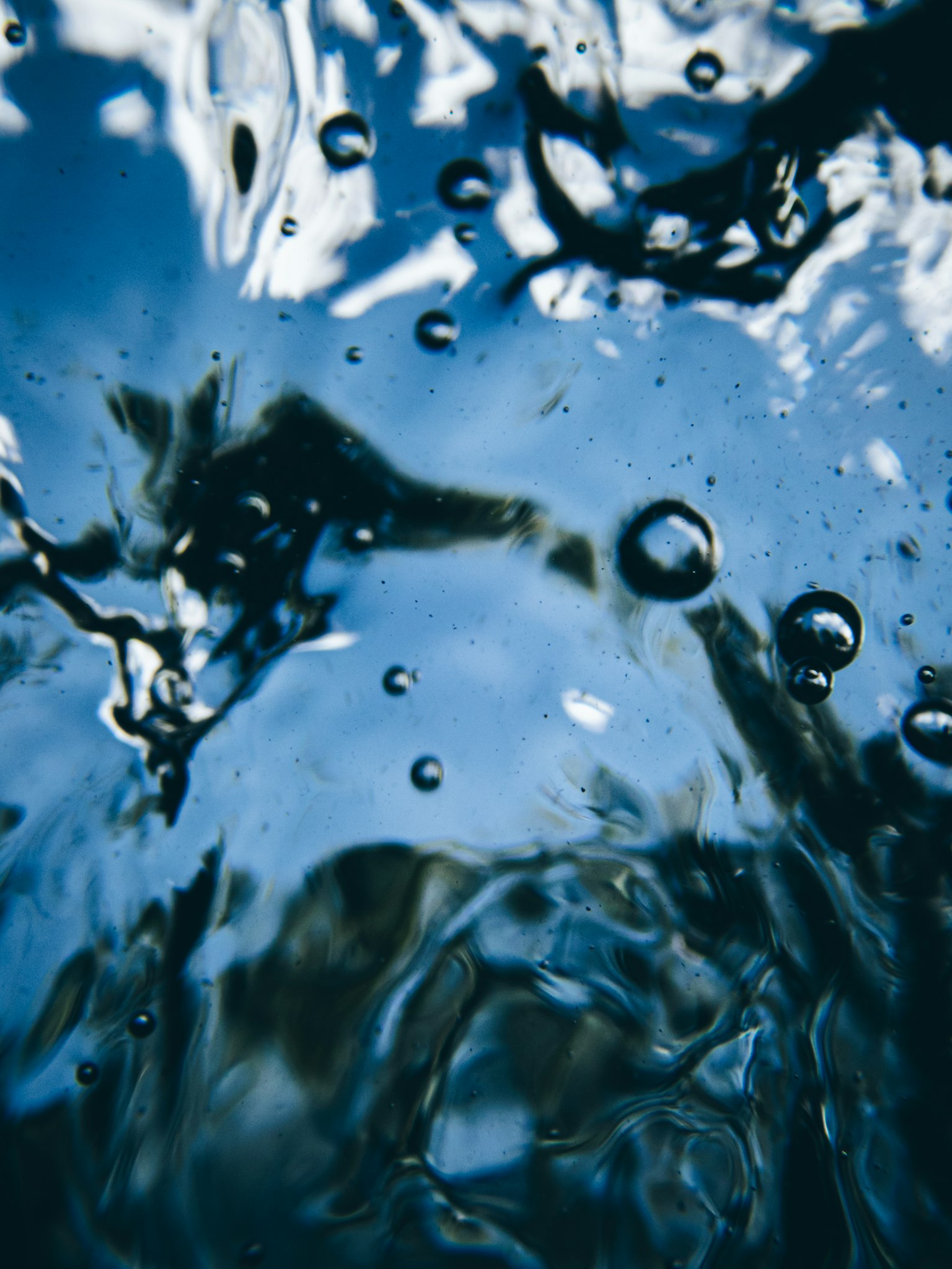 藍色水中的氣泡和波浪