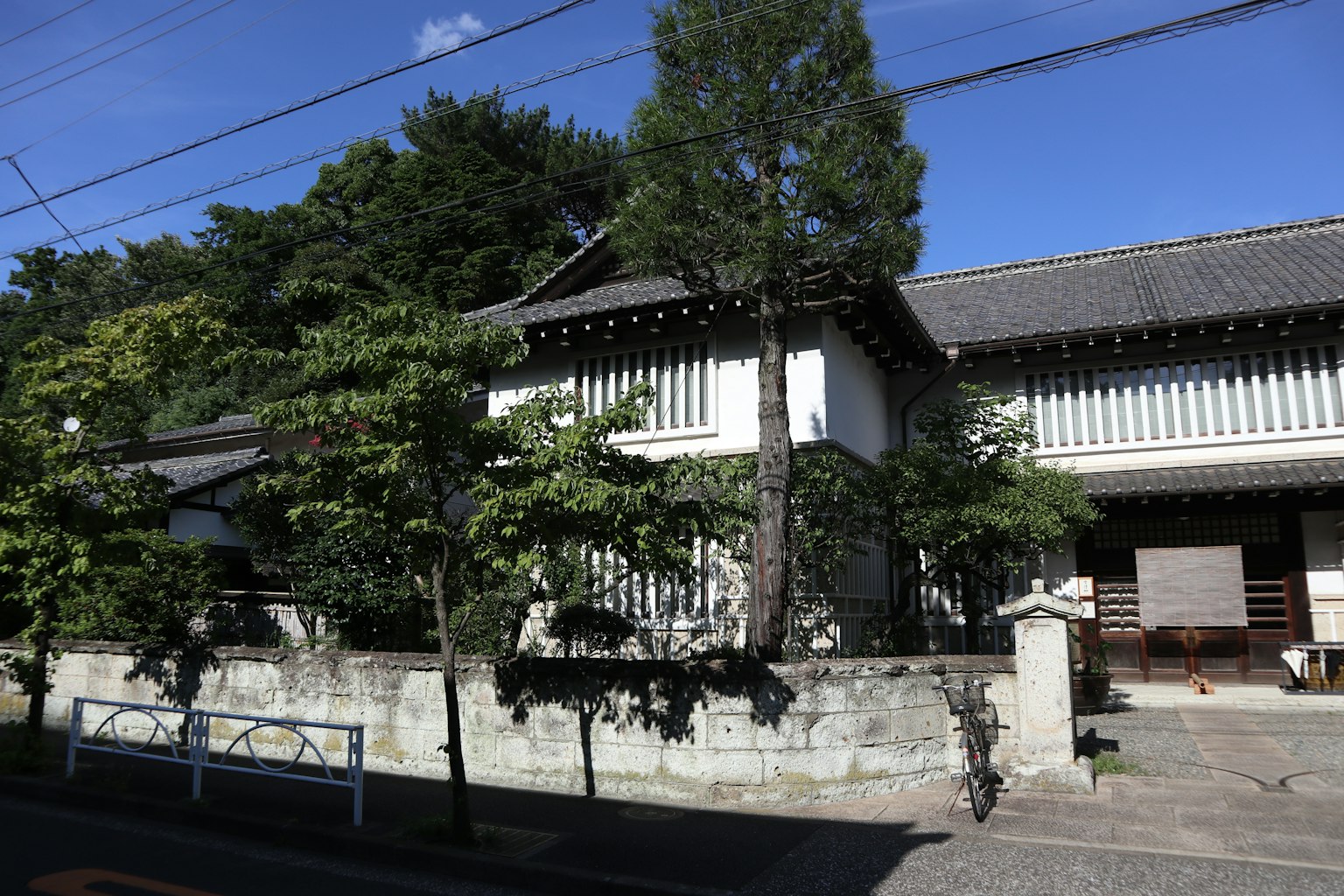 Maison japonaise traditionnelle avec des arbres de jardin