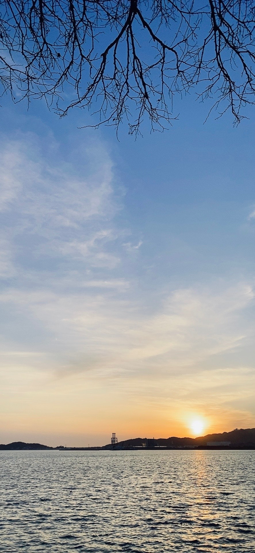 竹島から望む海と空の夕陽