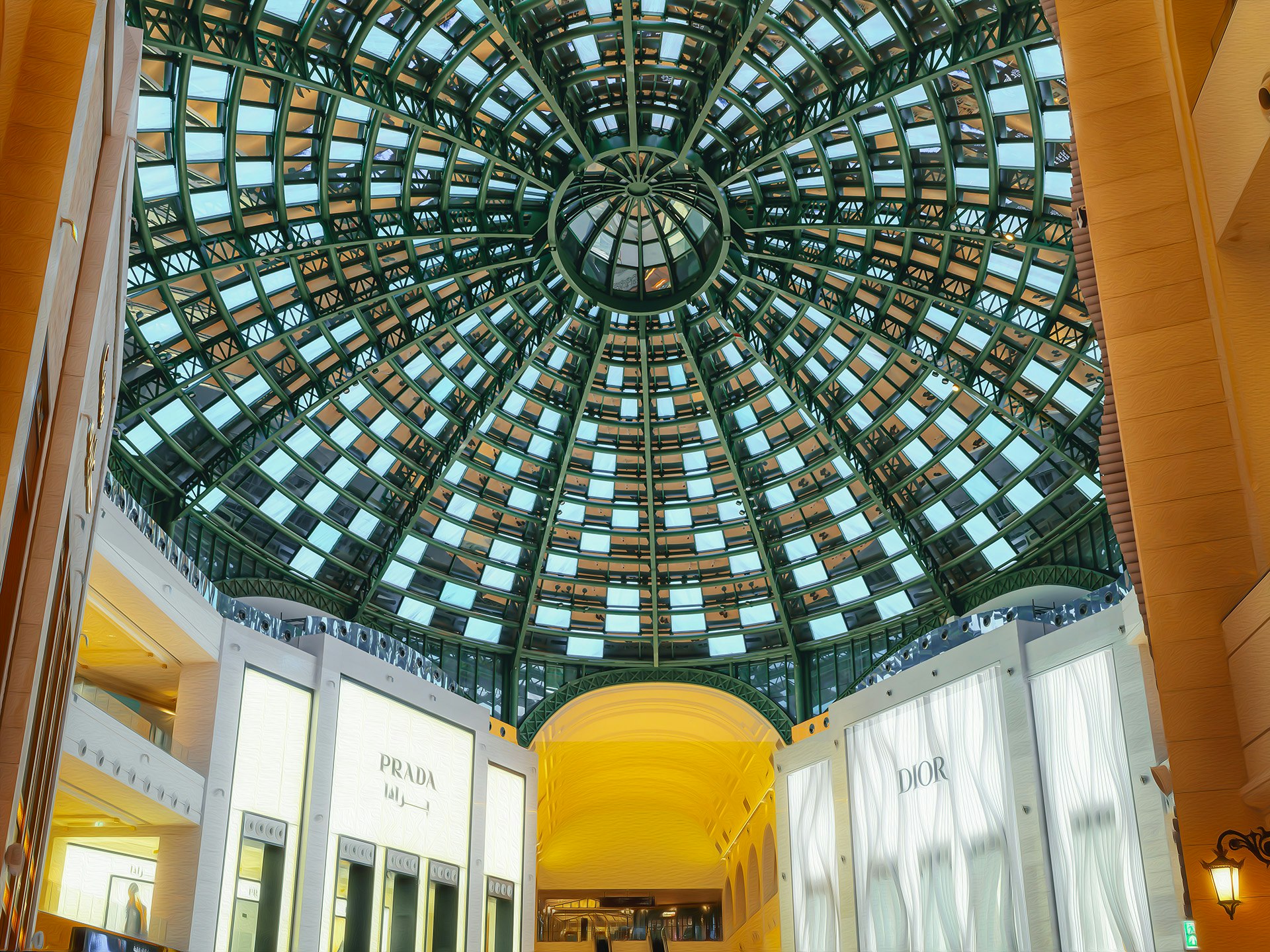 Intérieur d’un grand centre commercial avec une verrière en dôme et atrium