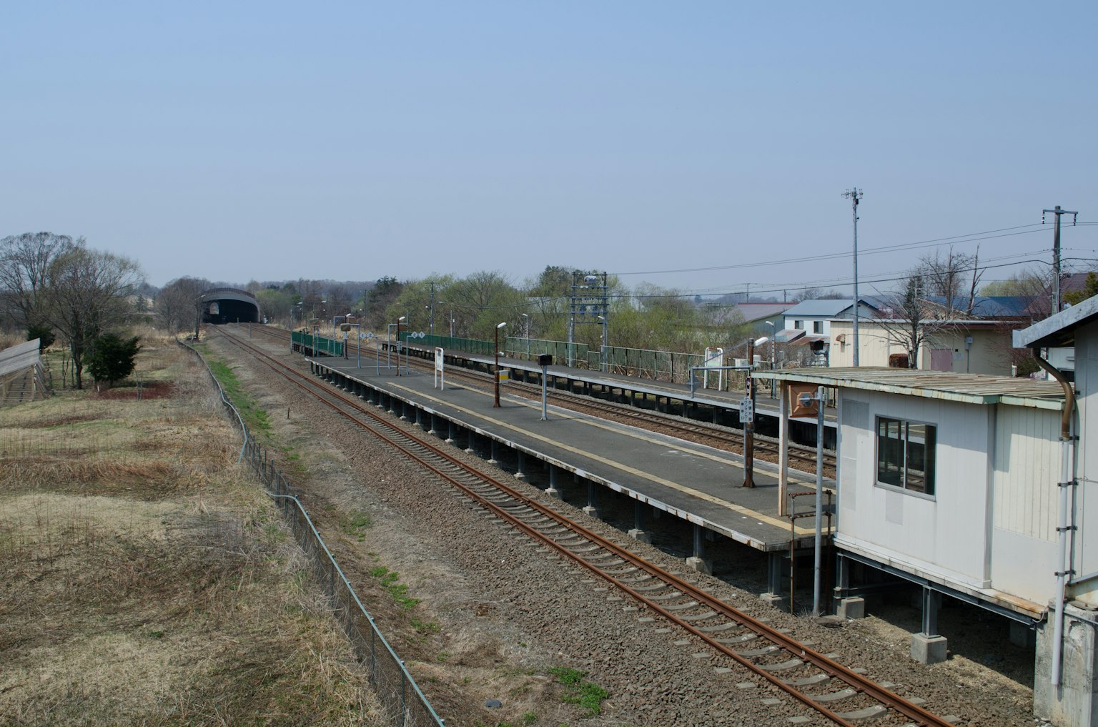 Estación de tren rural tranquila con vías visibles