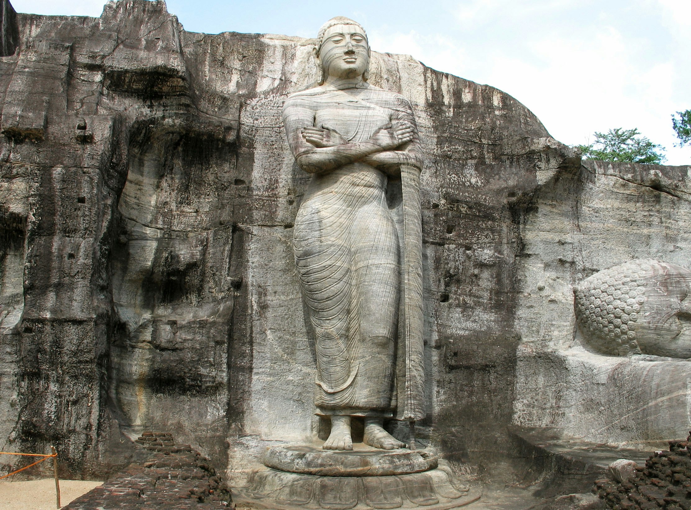 巨大的石雕佛像，岩壁上的石窟寺