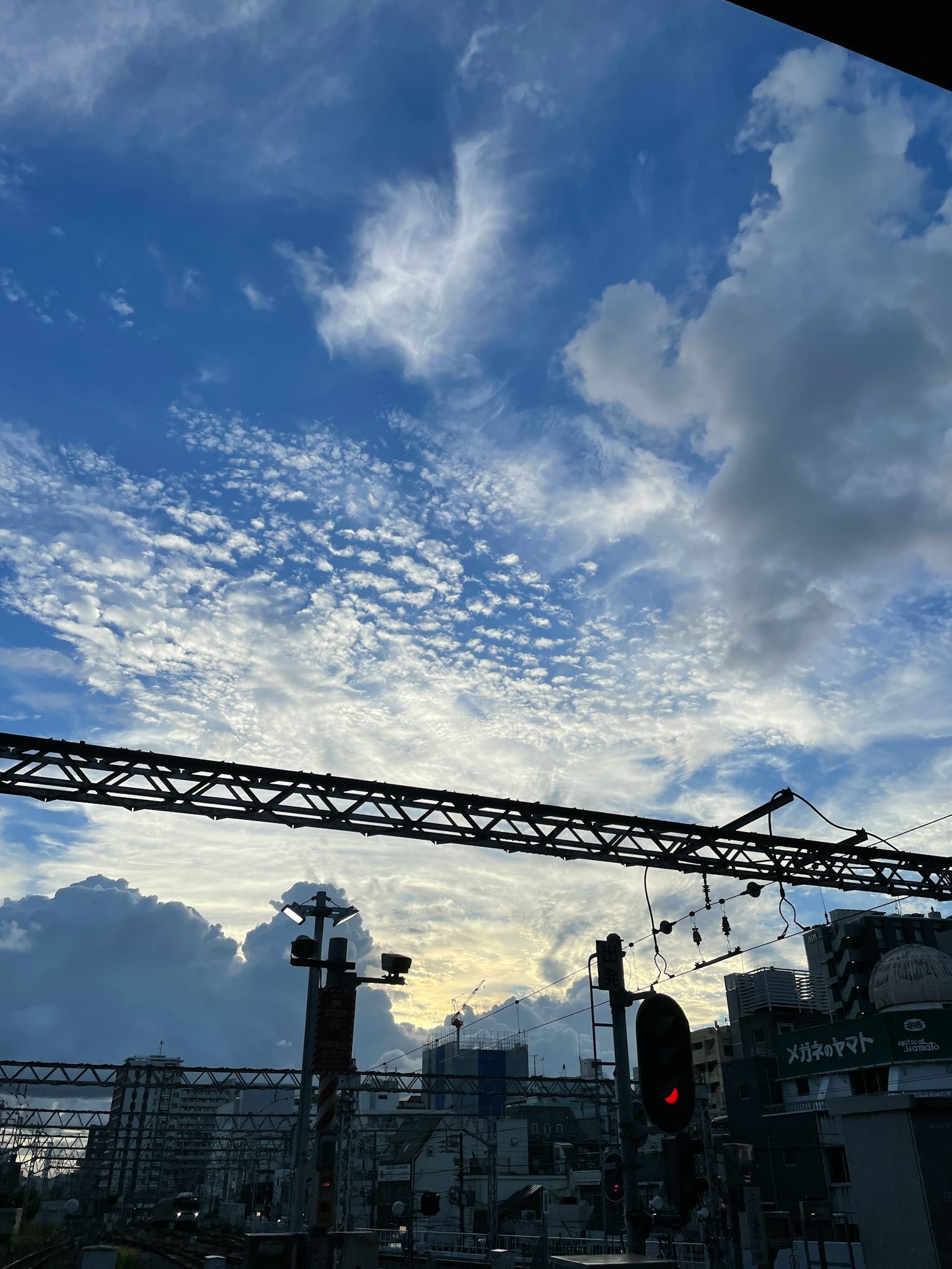Cielo bello con nuvole con linee ferroviarie e semafori