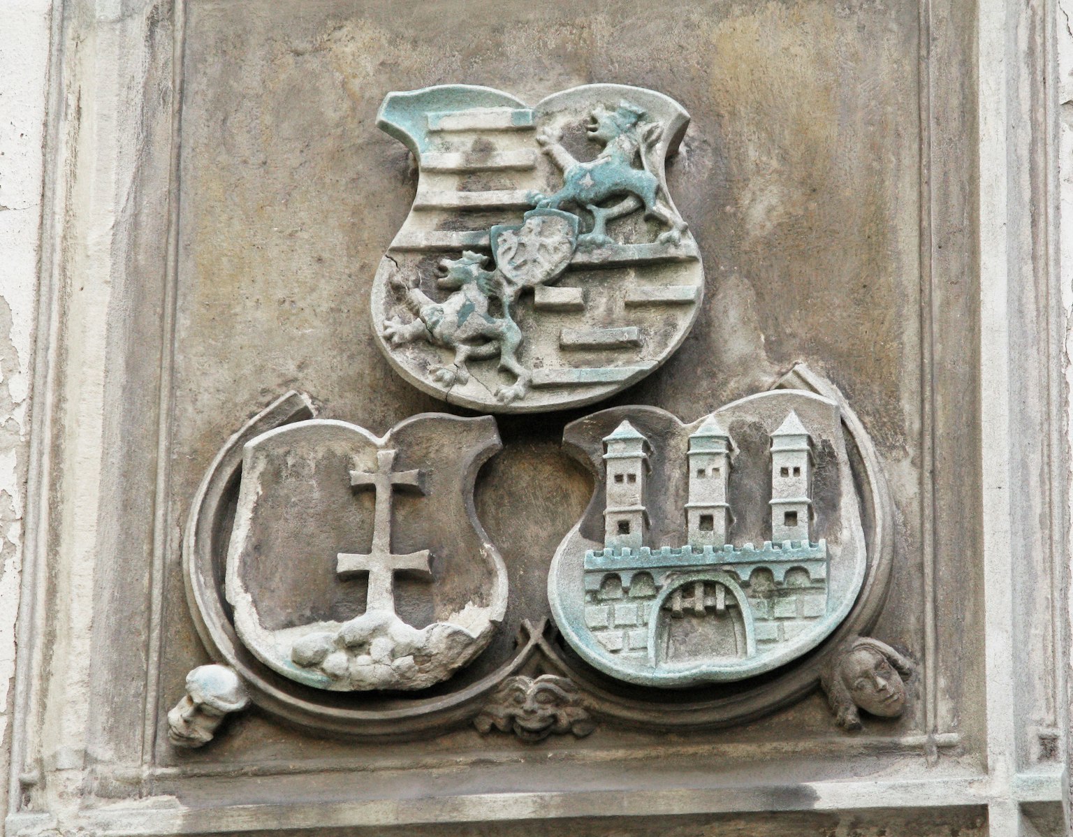 Parete decorativa con tre stemmi araldici