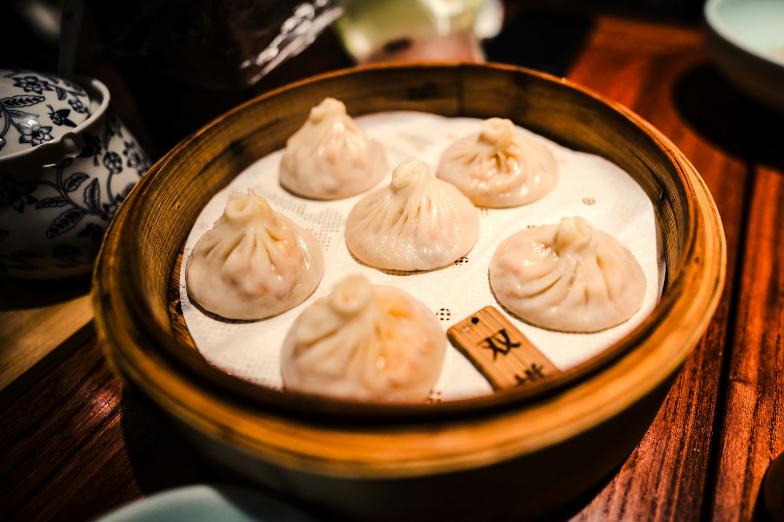 蒸し器に入った小籠包の盛り付け 美しいプレゼンテーション
