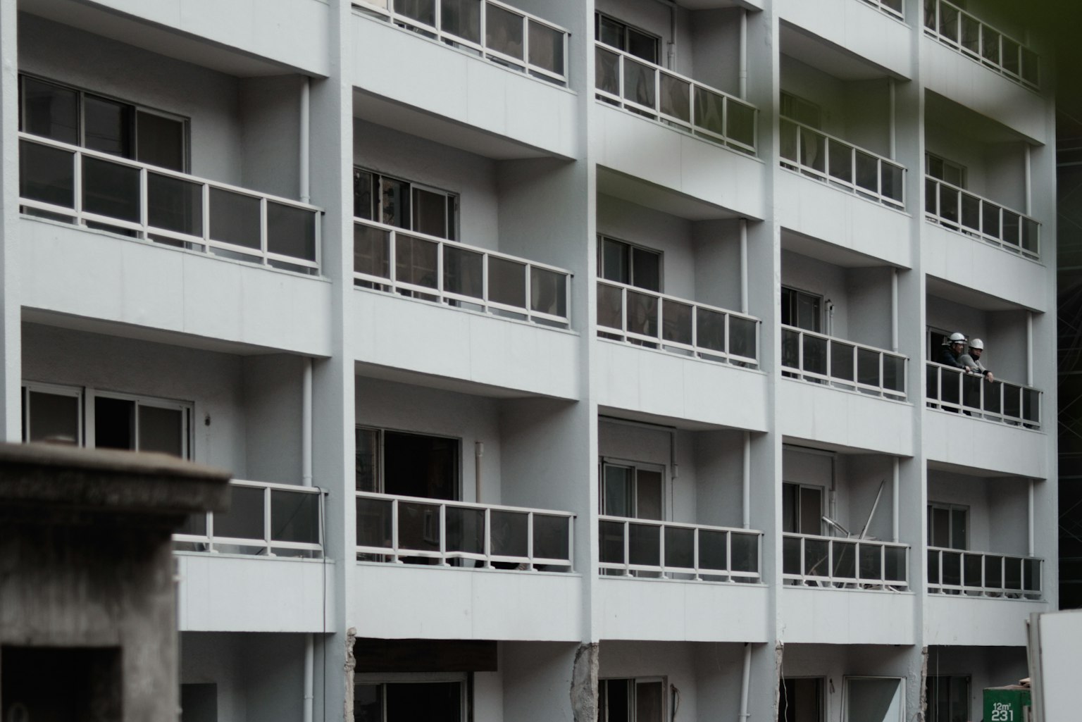 Esterno di un edificio bianco con balconi ordinati