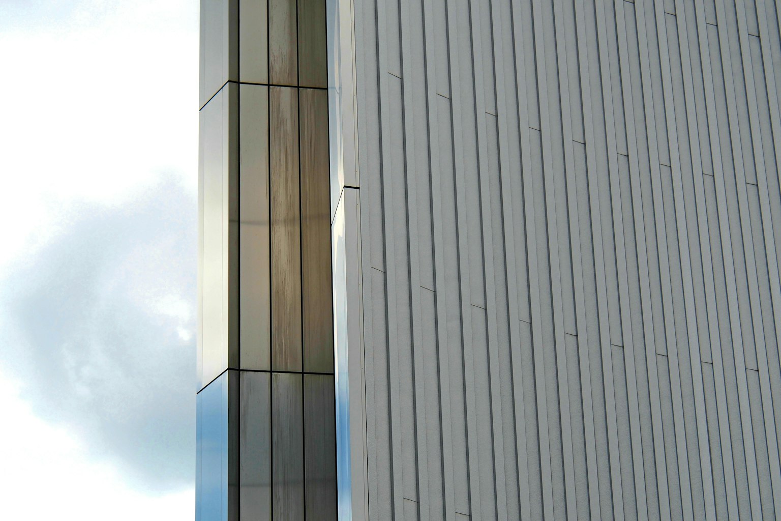 建筑外观的特写展示金属质感和线性设计
