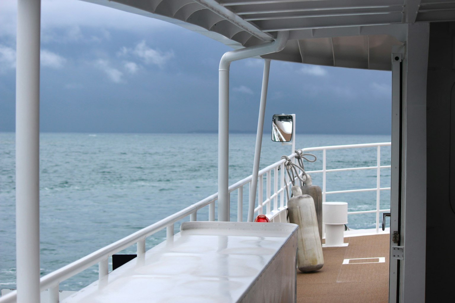 Aussicht auf das Meer und graue Wolken von einem Schiffsbalkon