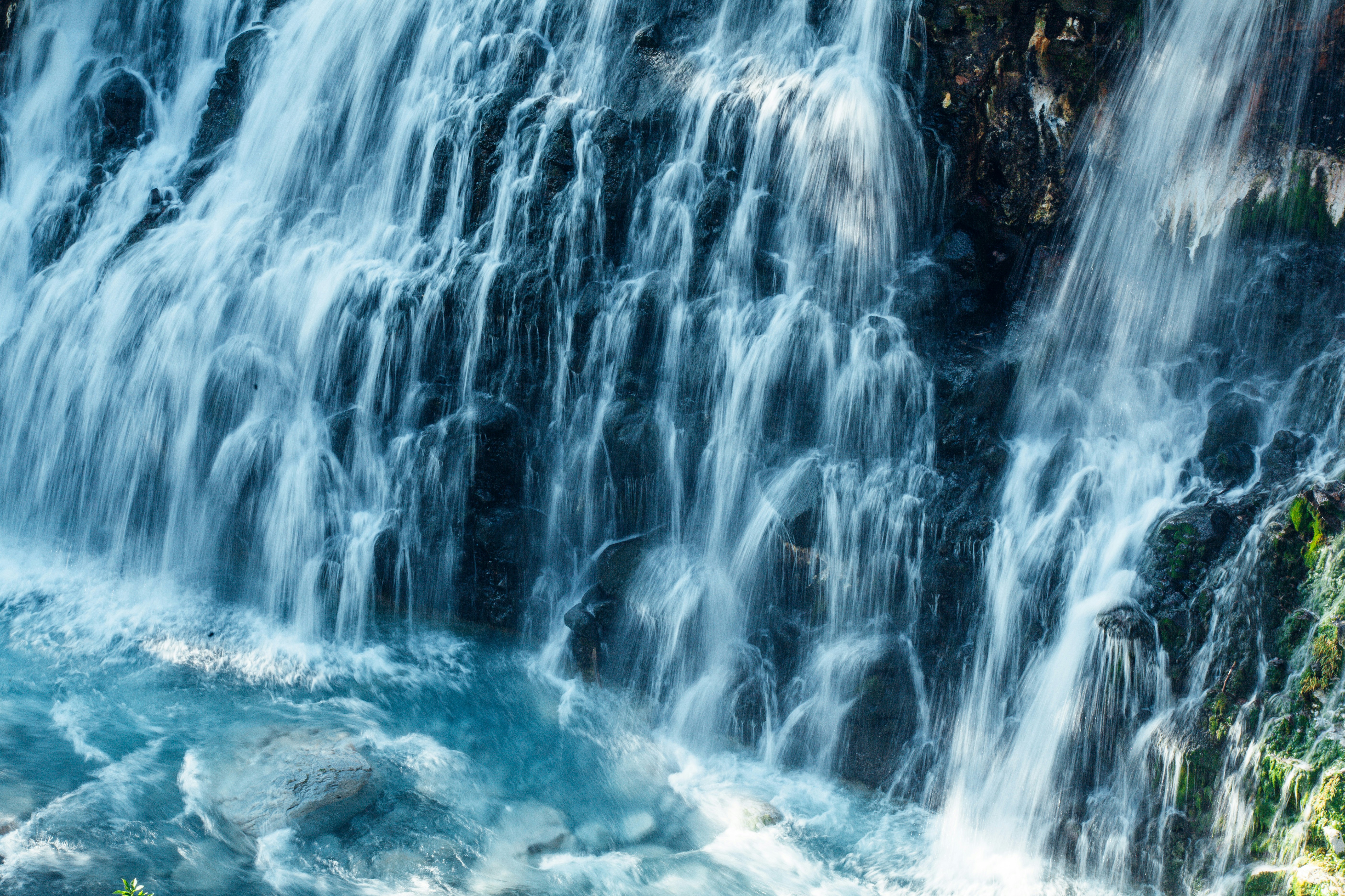 cascade puissante dévalant des rochers