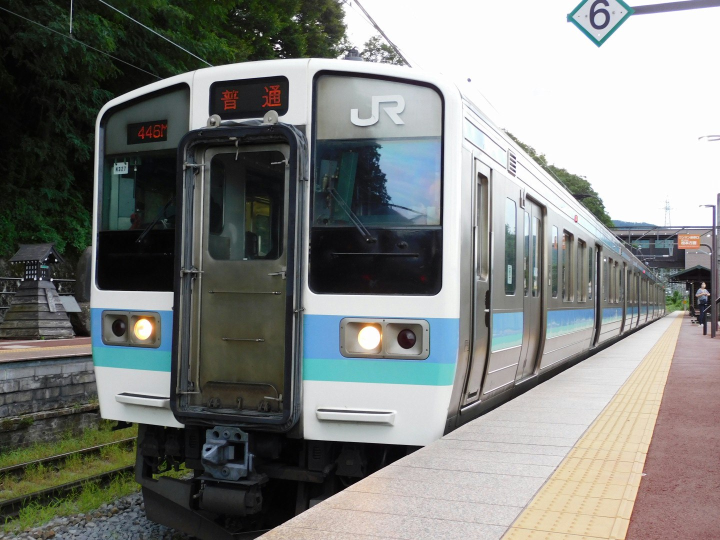 tàu JR dừng tại sân ga