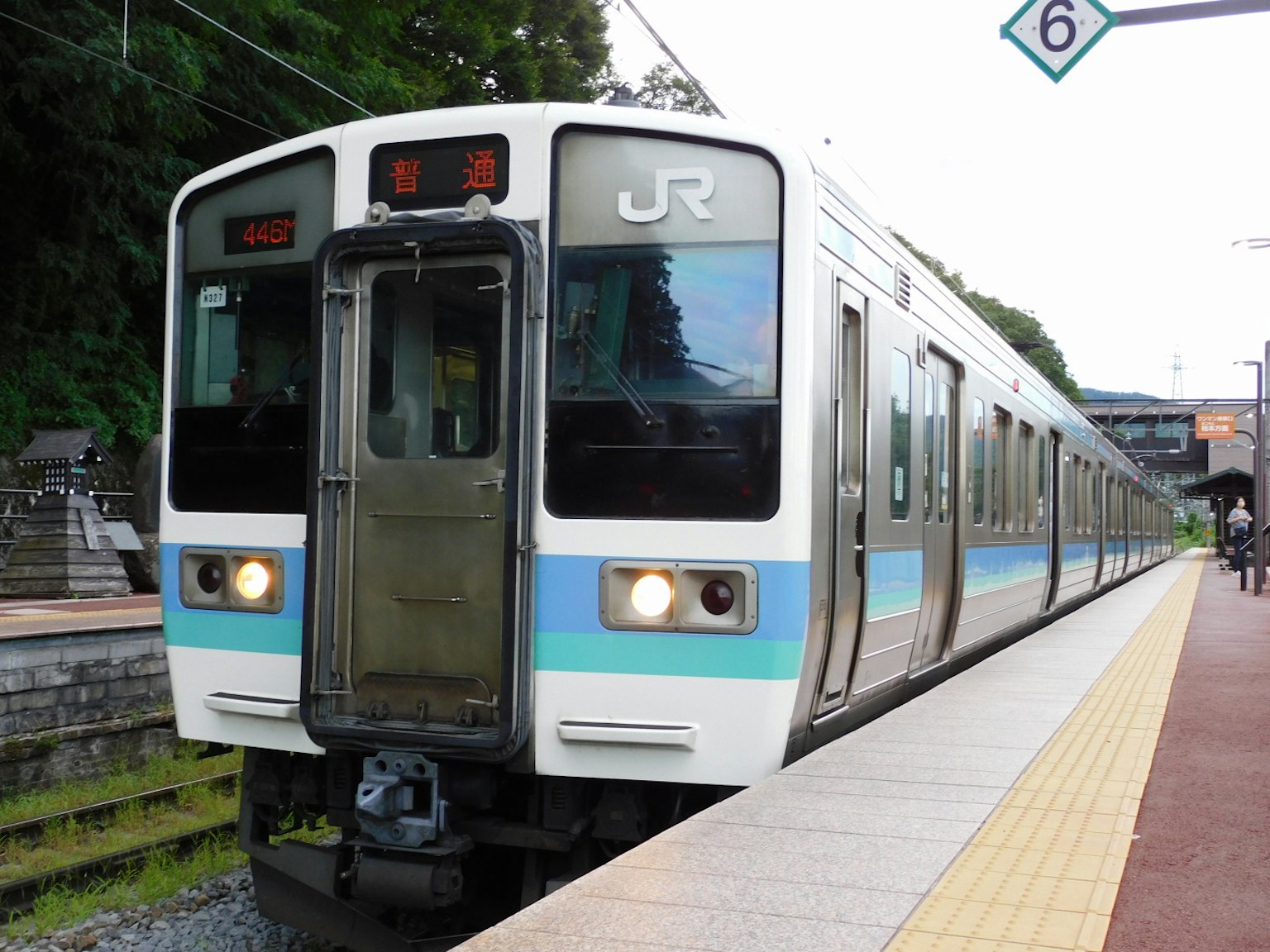 Tàu JR với sọc xanh dừng tại ga
