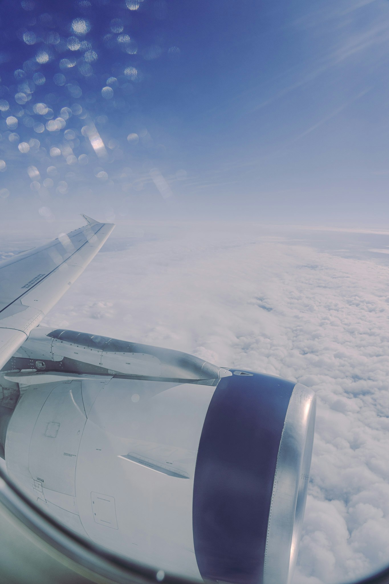 雲層之上飛機機翼與機窗視角