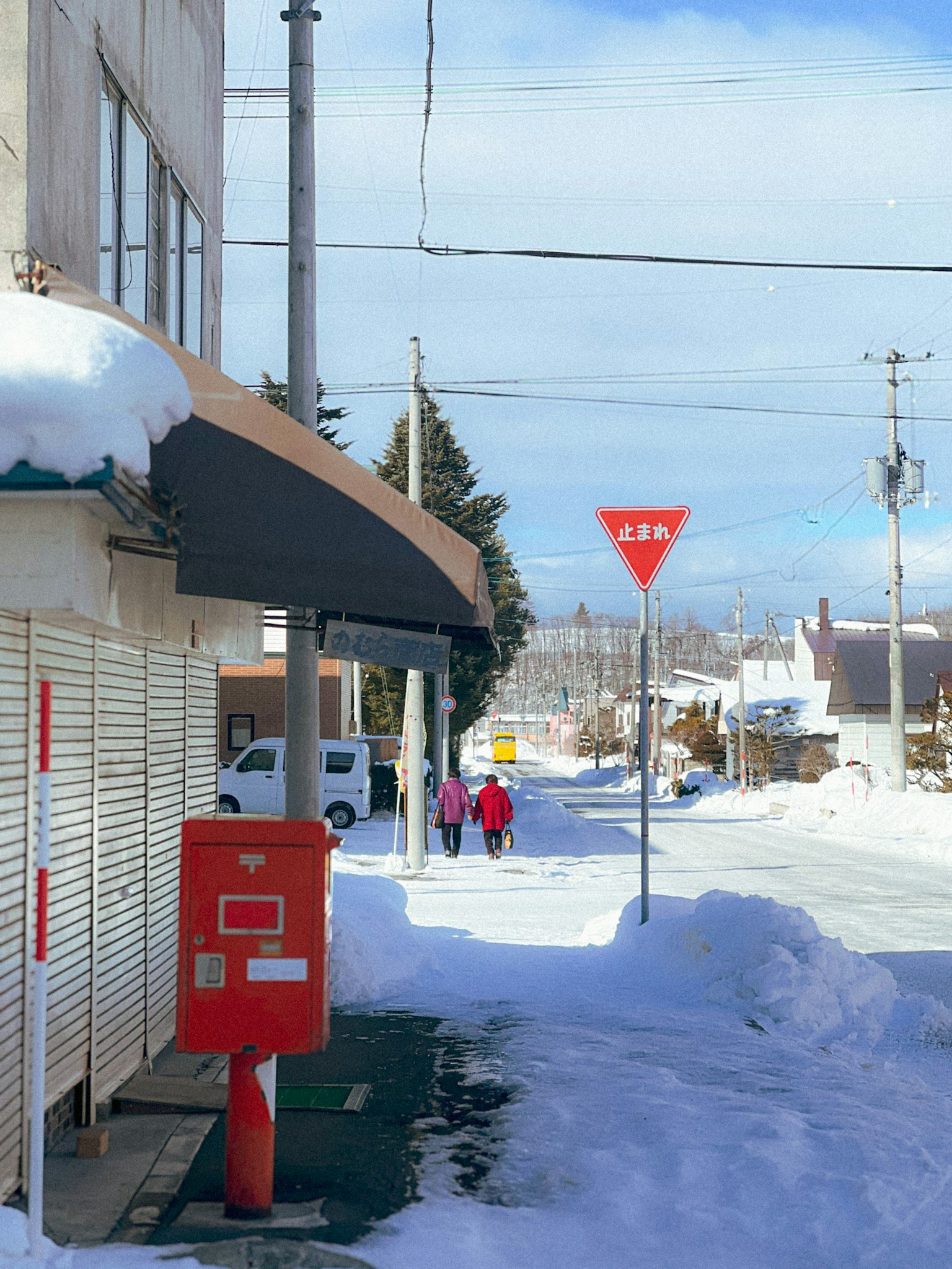 ダークグレーの背景にシンプルなデザインの画像