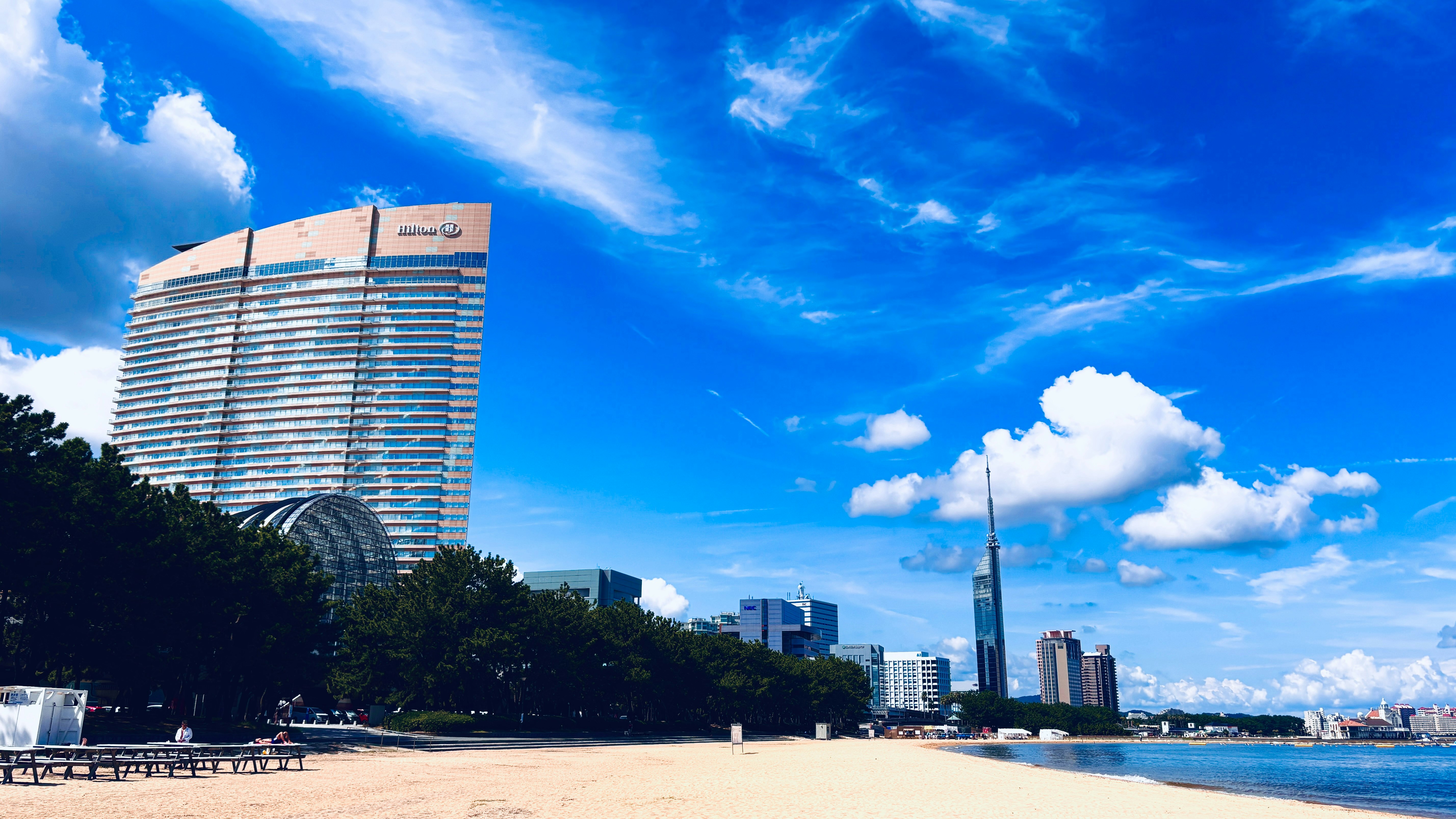 lungomare con edifici alti nello skyline urbano