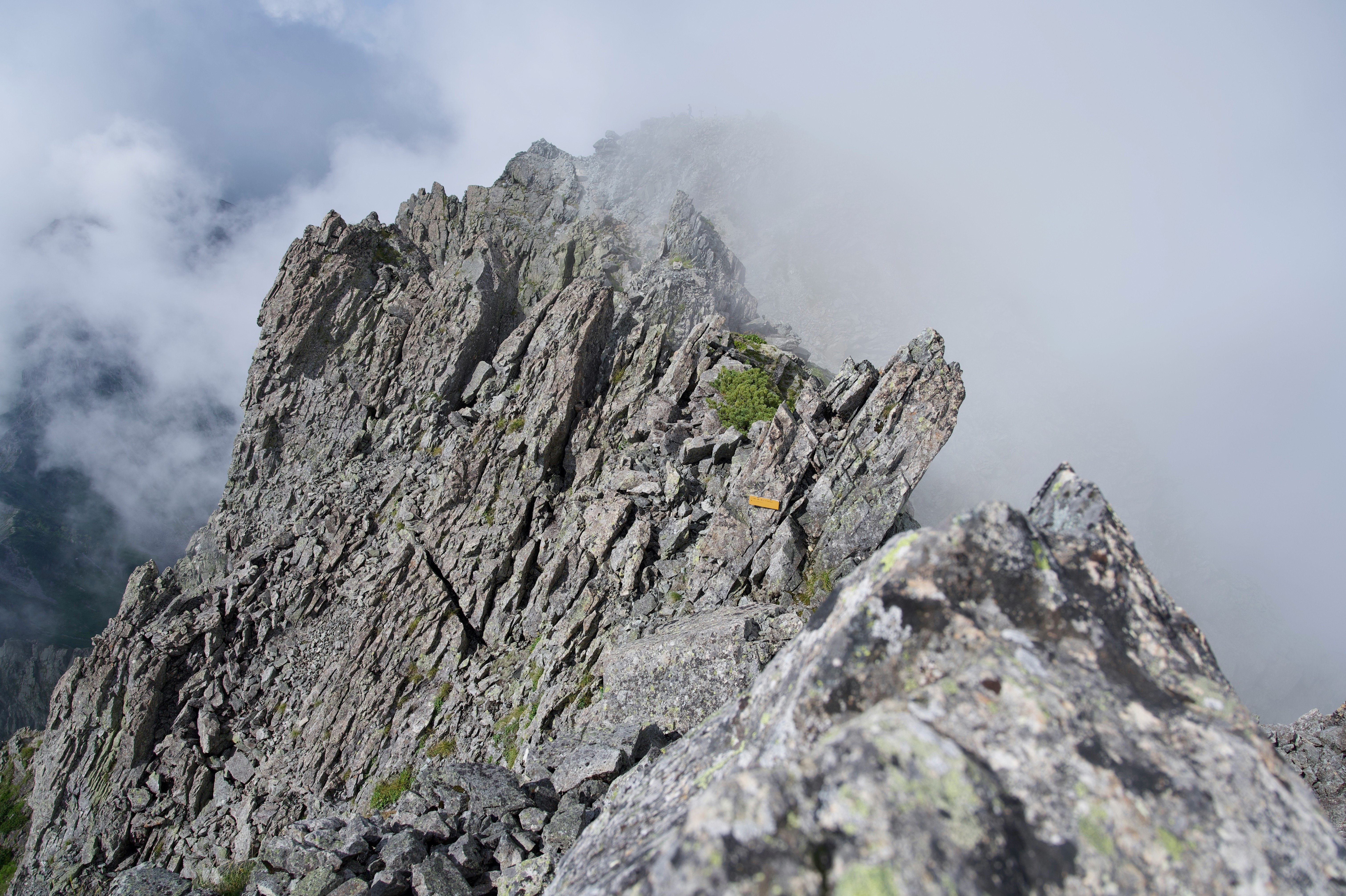 霧の中の岩山の頂と険しい岩肌