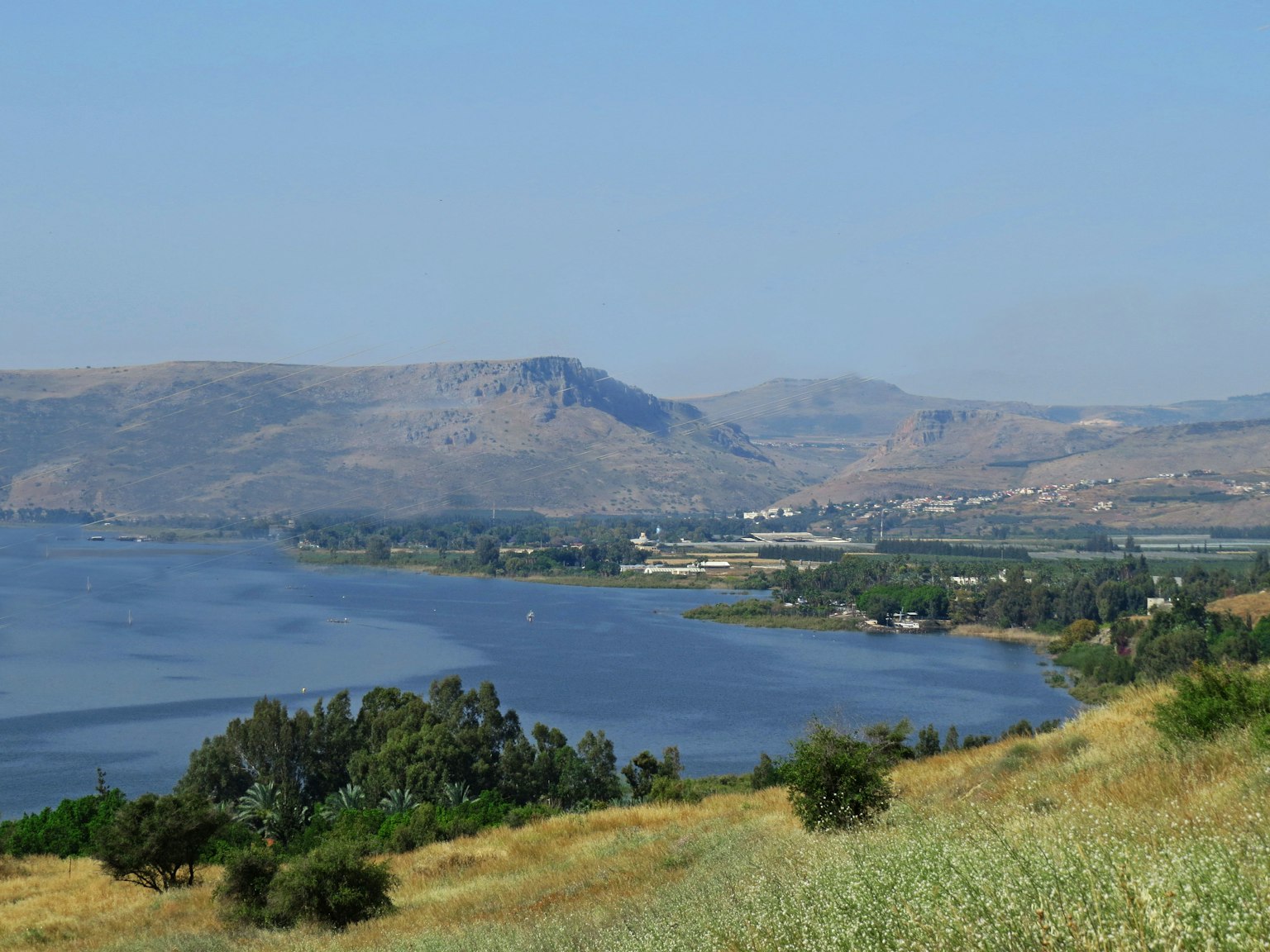 Bellissimo paesaggio del mare di Galilea con montagne circostanti