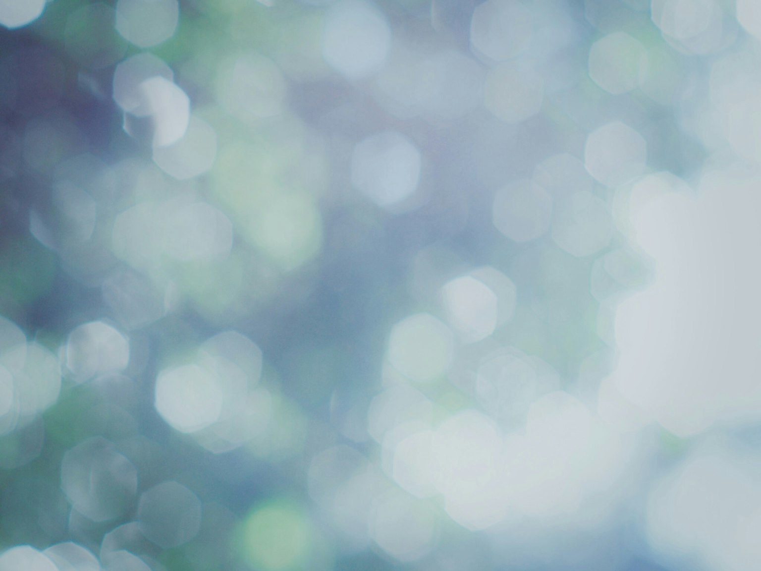 Latar belakang bokeh biru lembut dengan efek cahaya alami