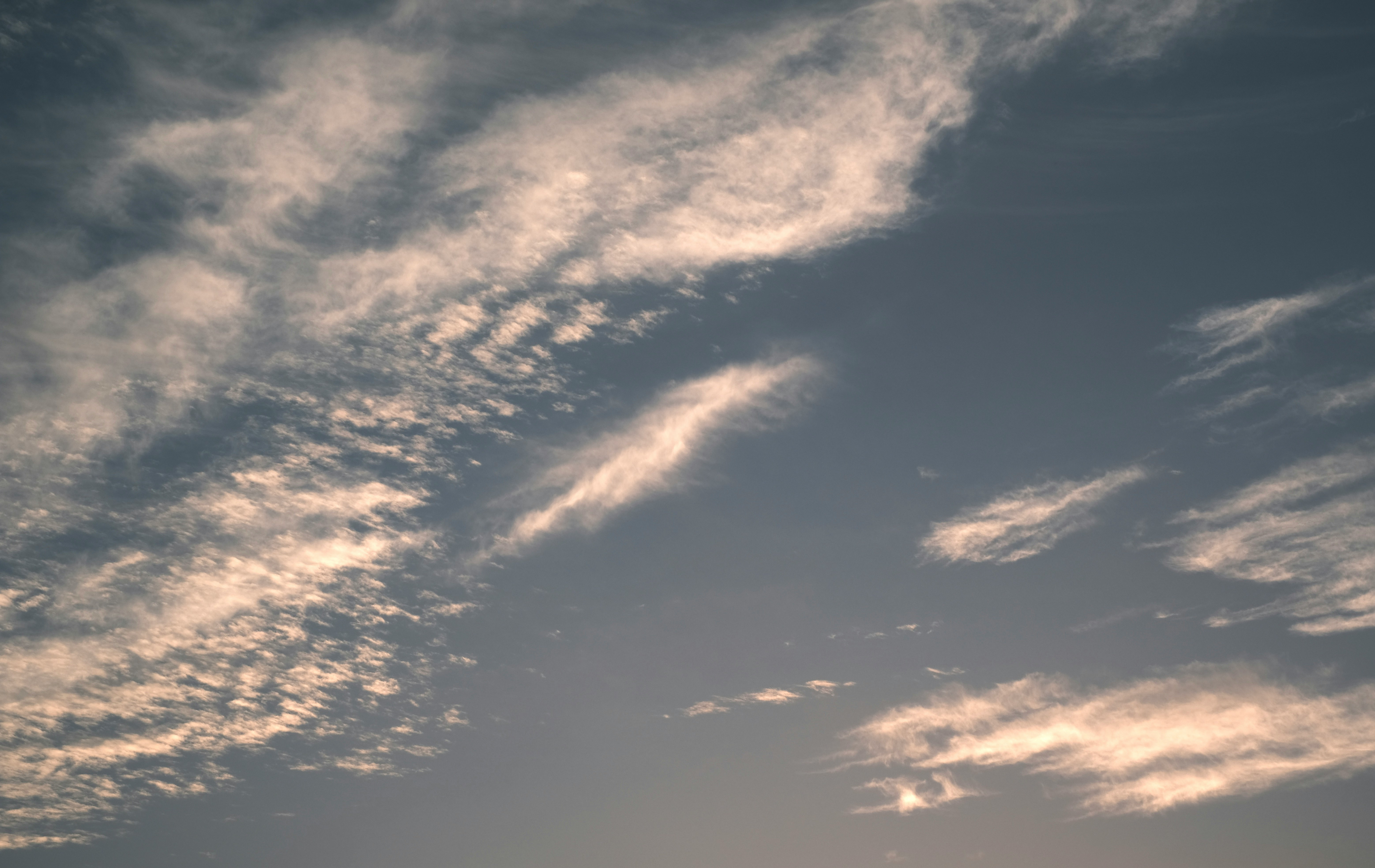 夕暮れの空に広がる雲の流れ