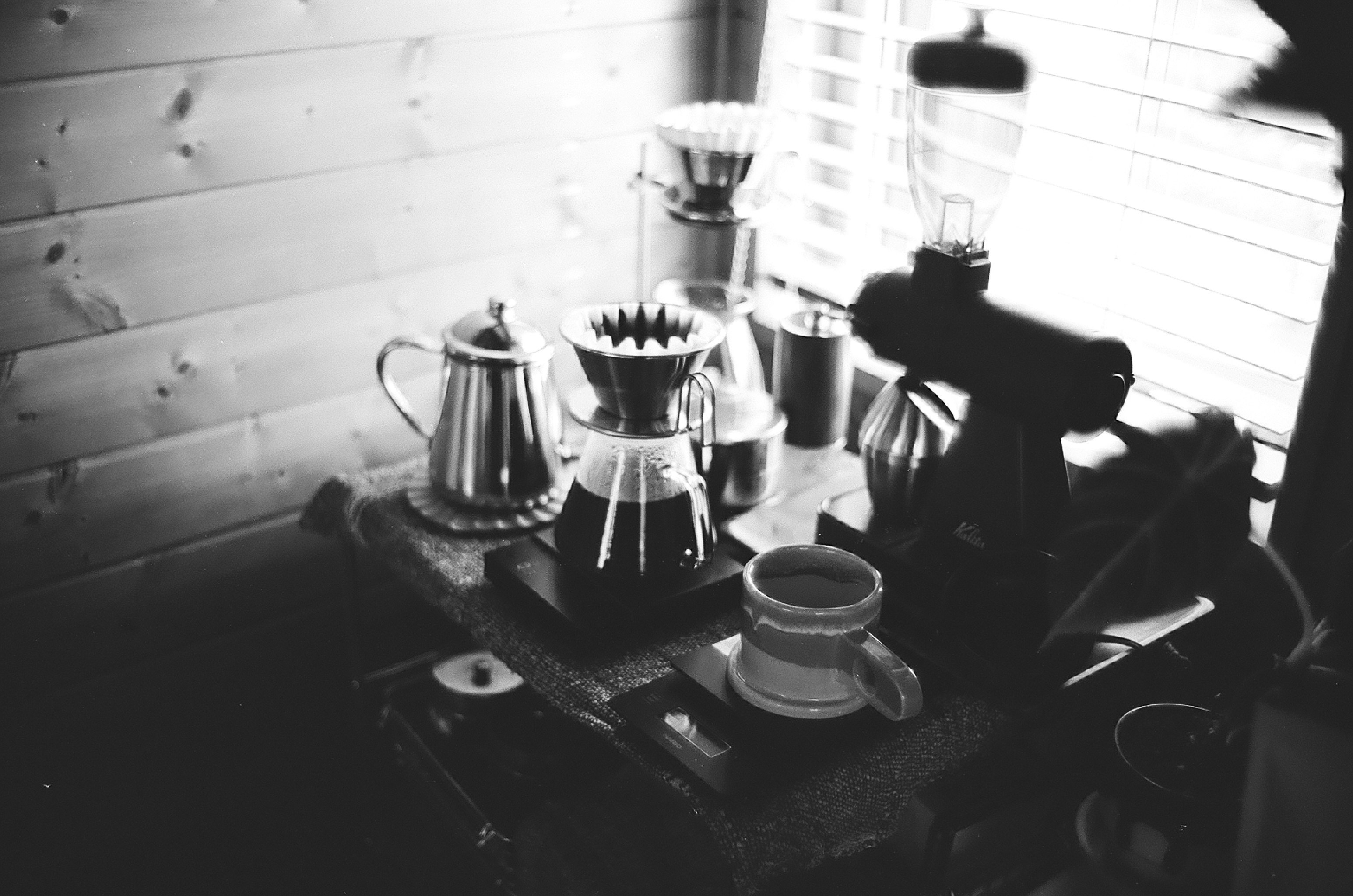 咖啡沖煮器具與濾杯擺在咖啡館桌上