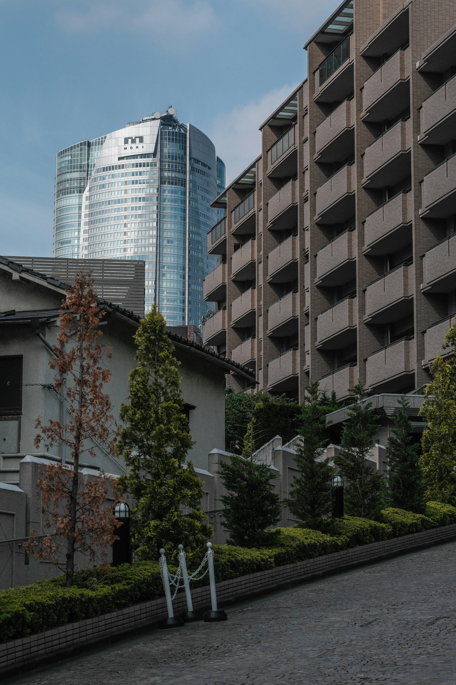 Pemandangan perkotaan dengan gedung pencakar langit modern dan bangunan perumahan