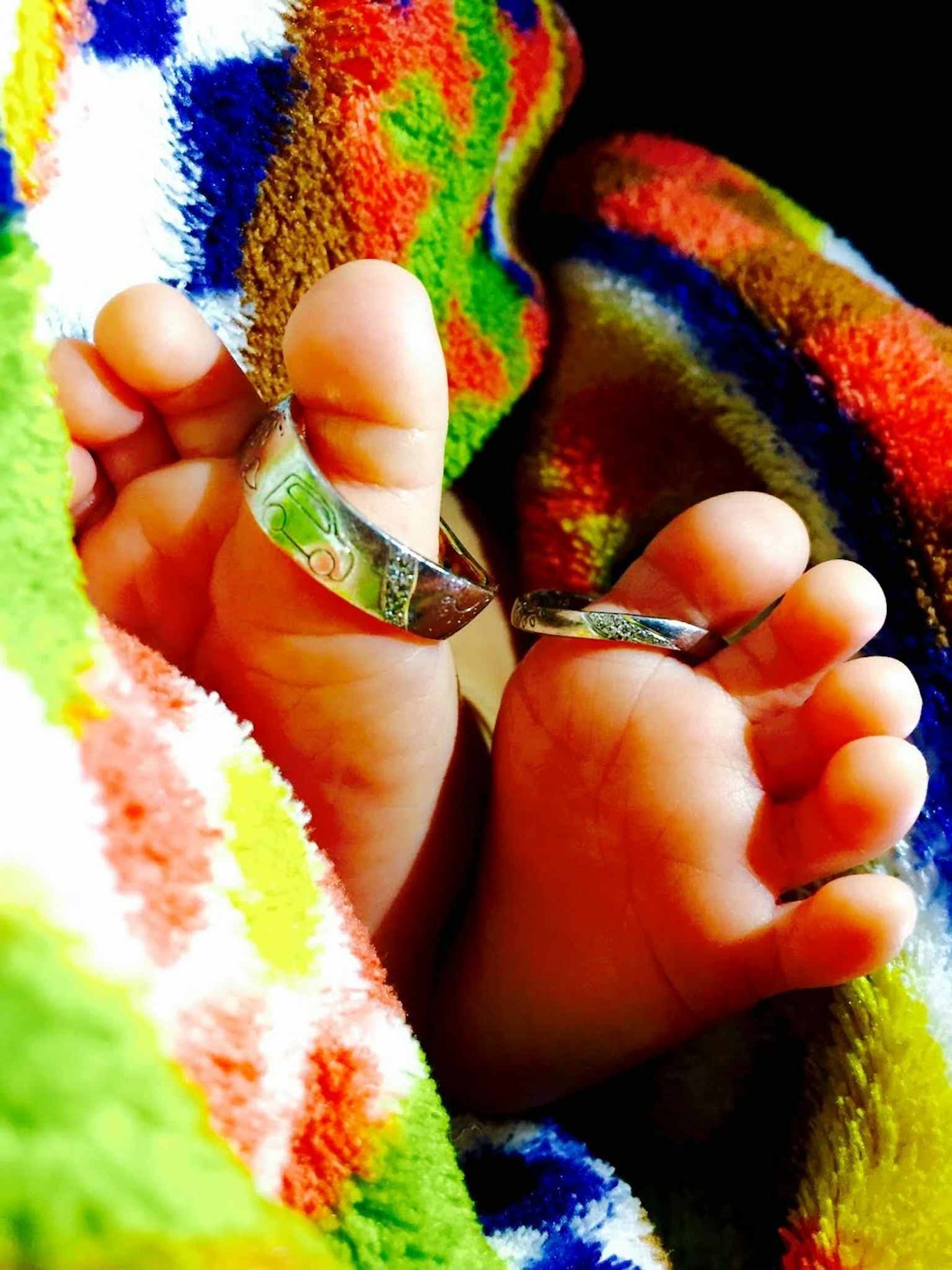 Kaki bayi dibungkus dengan selimut berwarna-warni dengan cincin