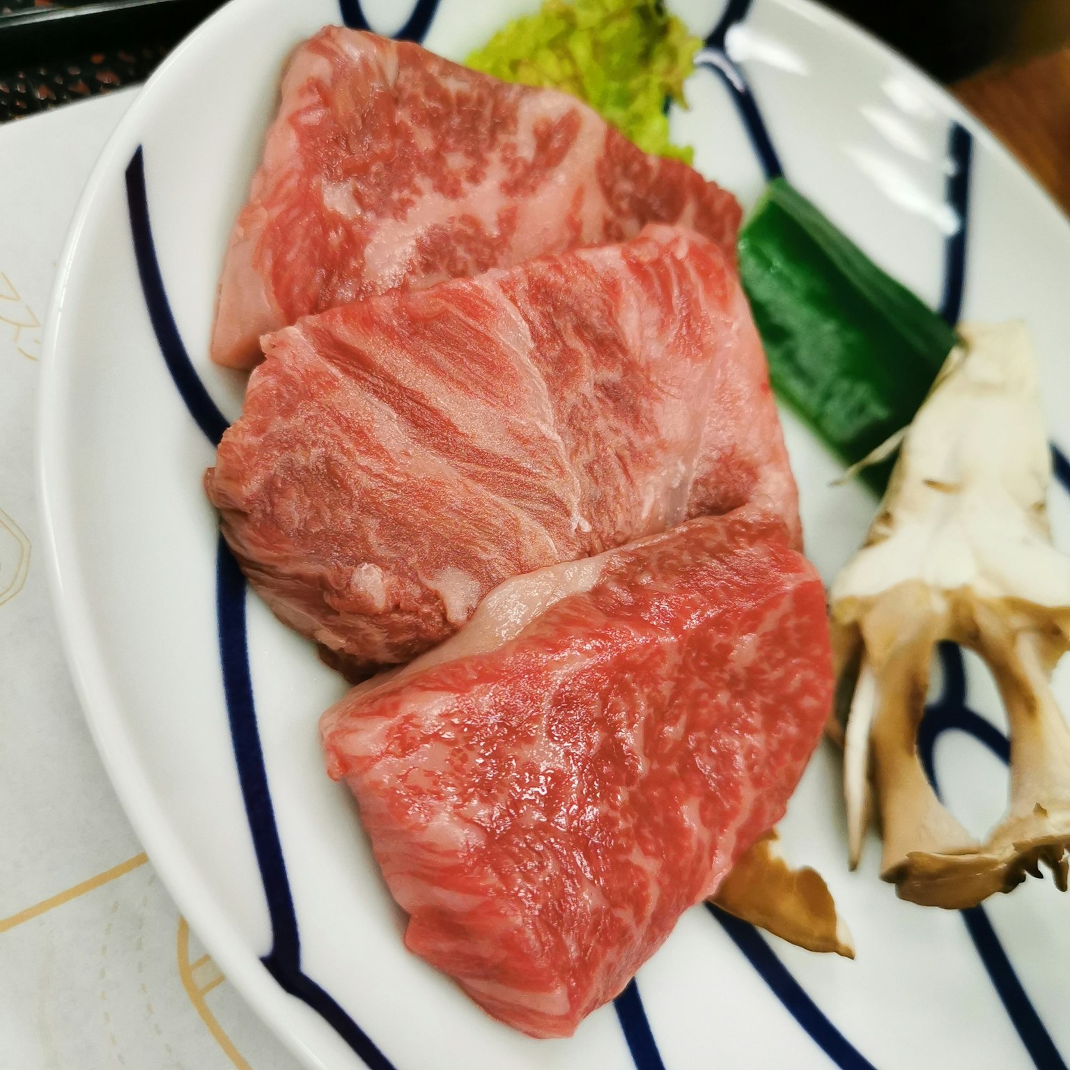 Fette di manzo Wagyu marmorizzato su un piatto con contorni