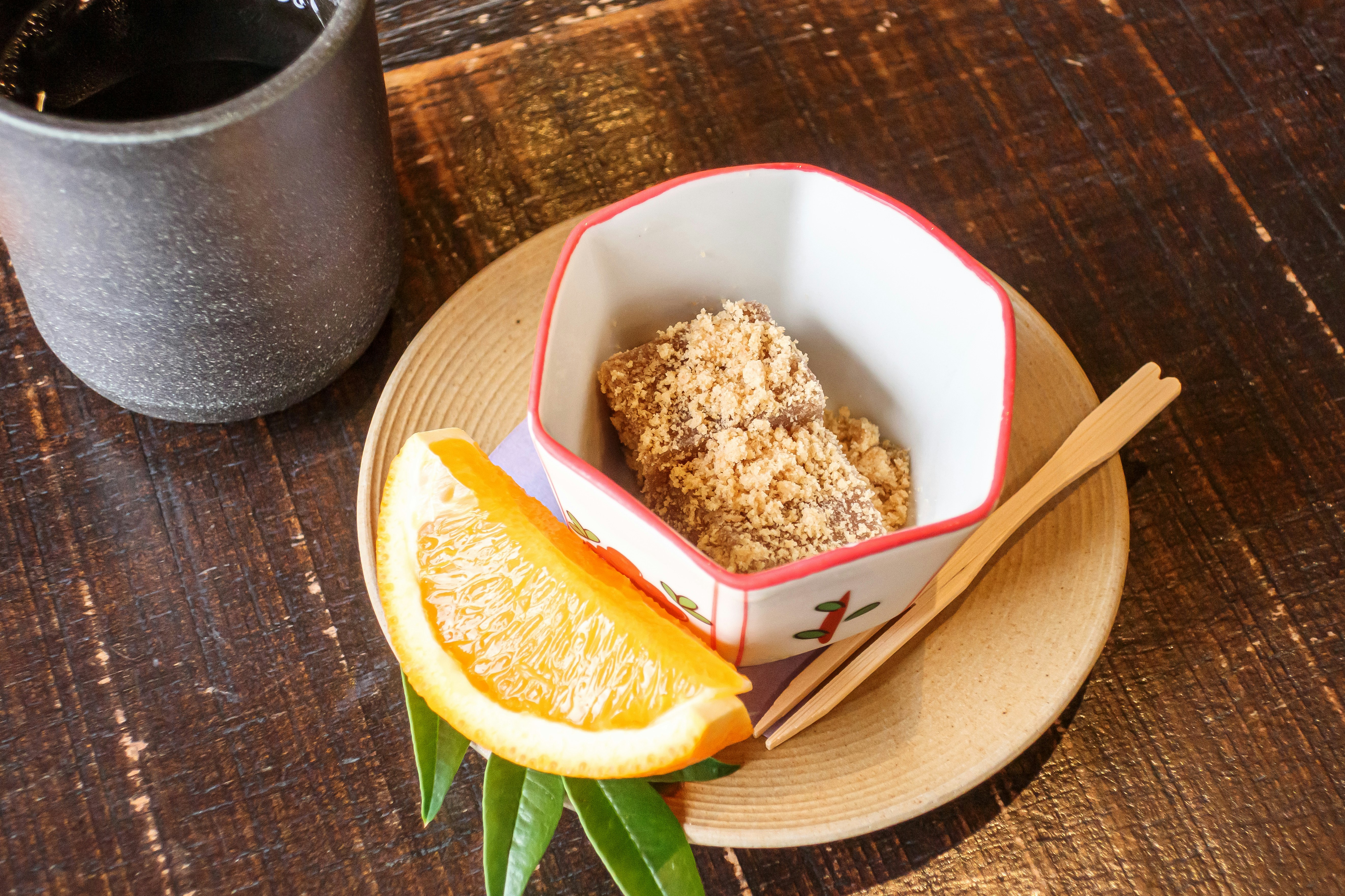 わらび餅とオレンジの甘味、木製トレイ上の盛り付け