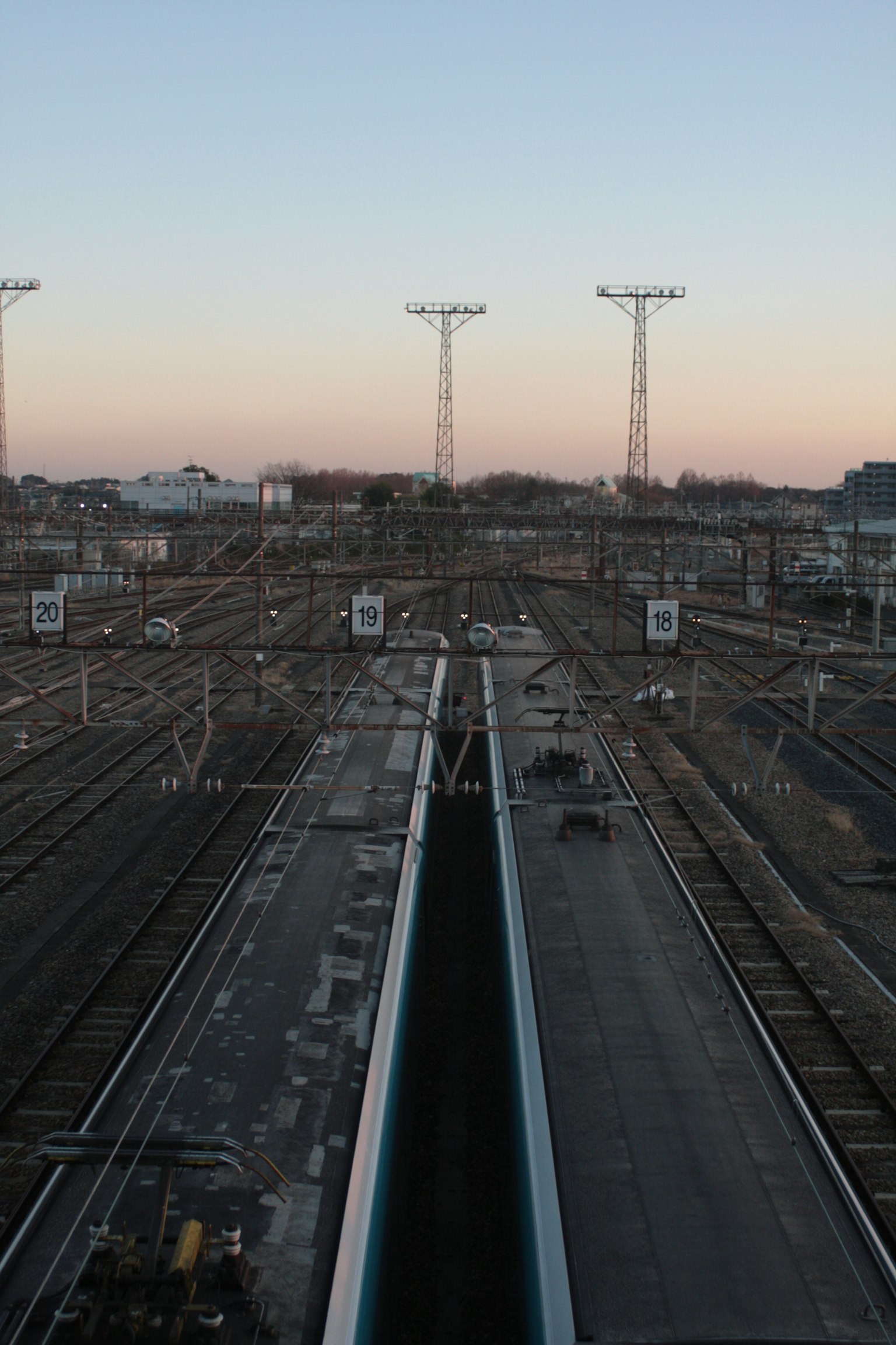 ทิวทัศน์ของรางรถไฟในยามพลบค่ำมีท้องฟ้าที่ชัดเจน