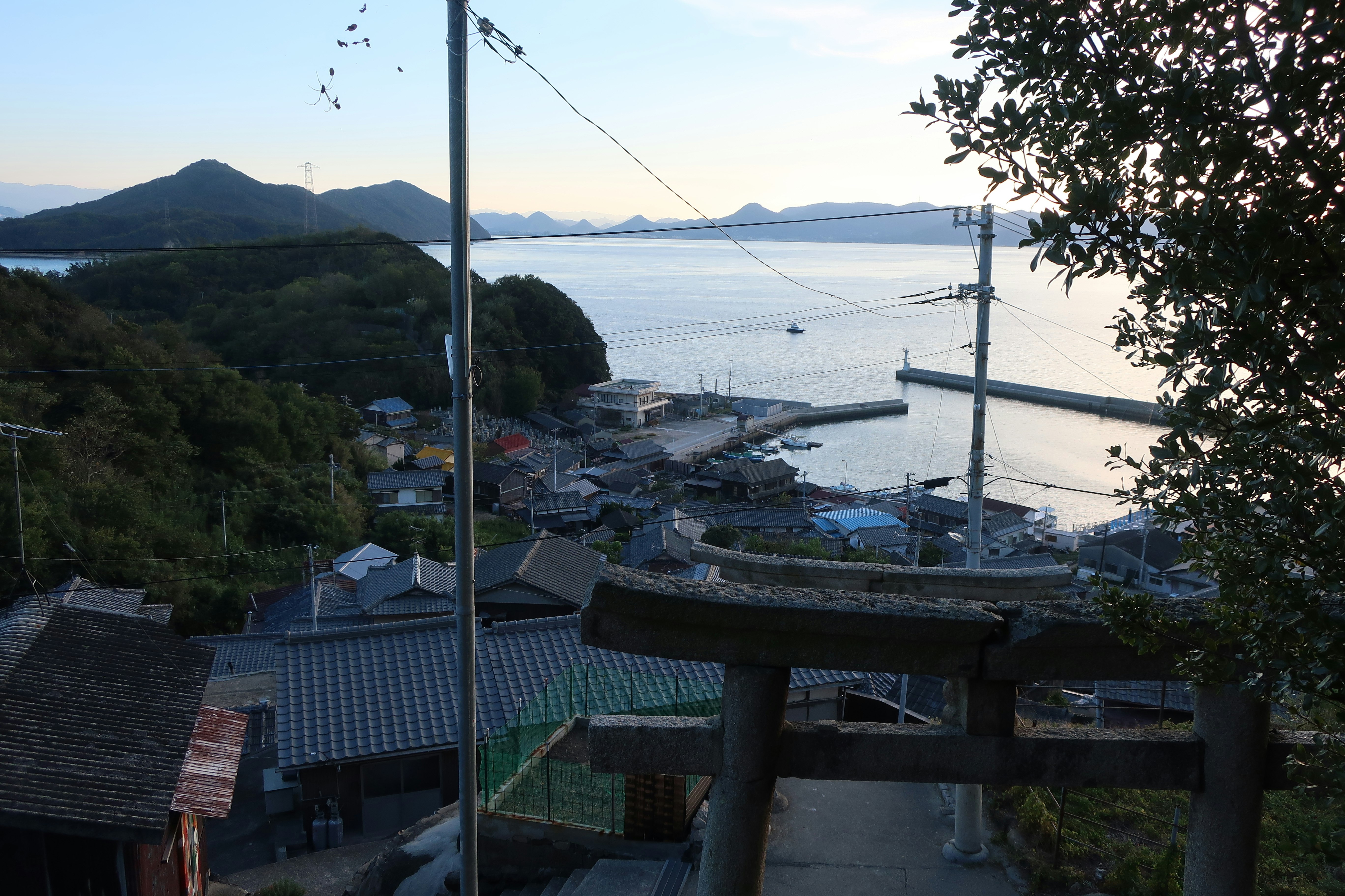 俯瞰香川漁港的海與山景