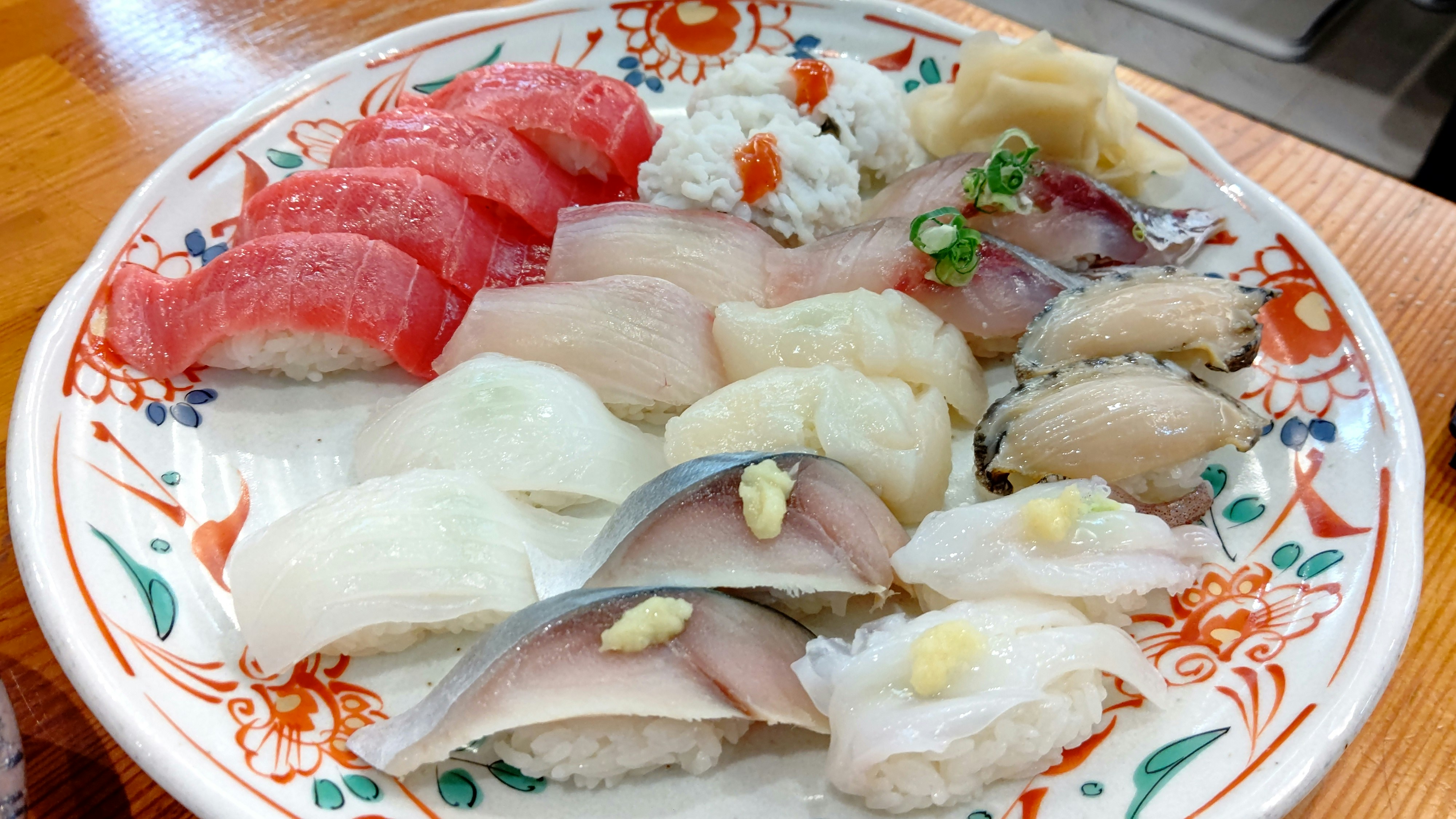 寿司の盛り合わせがプレートに美しく並んでいる