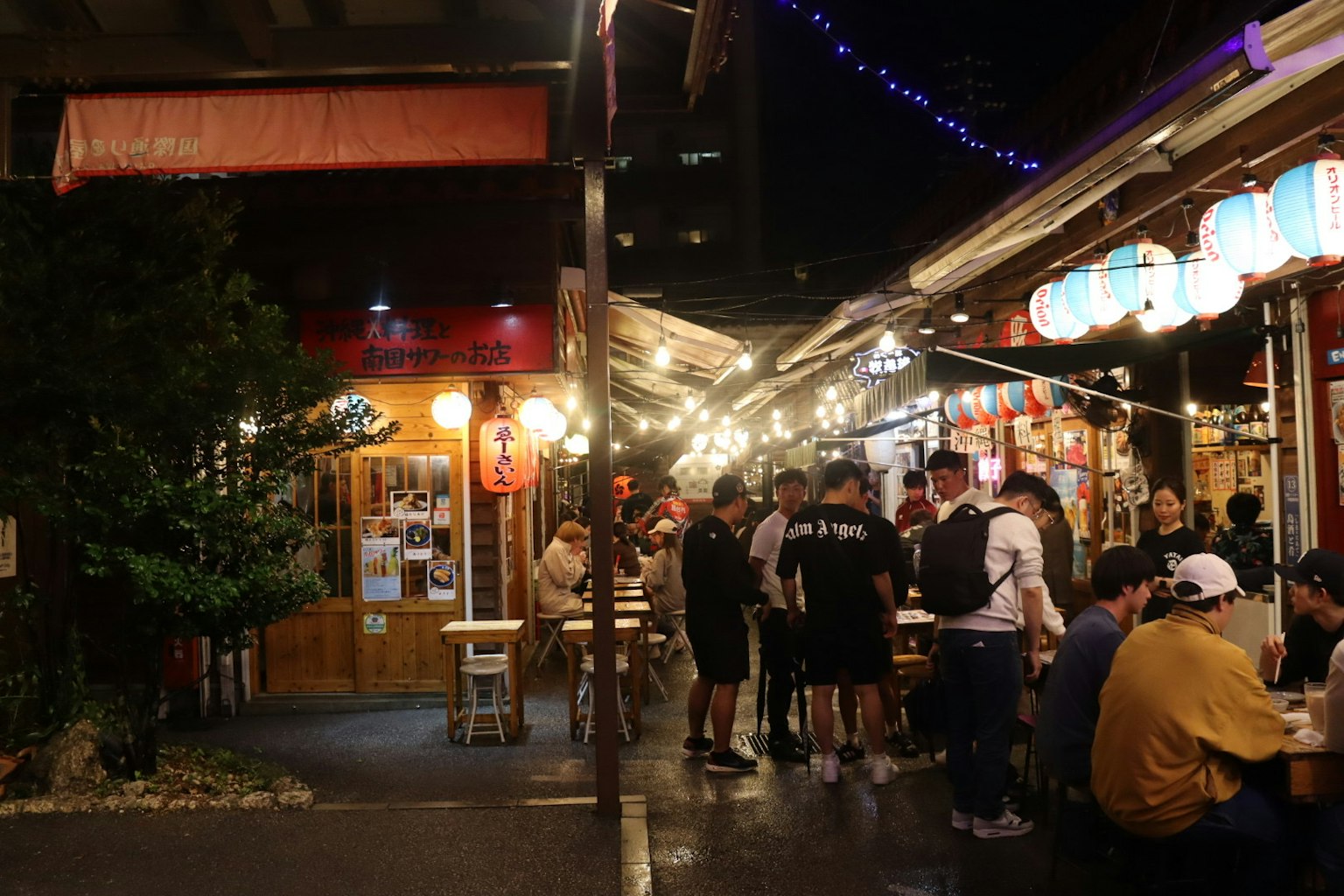 Lebhafte Szene einer nächtlichen Essensstandstraße mit hellen Lichtern und Gruppen von Menschen