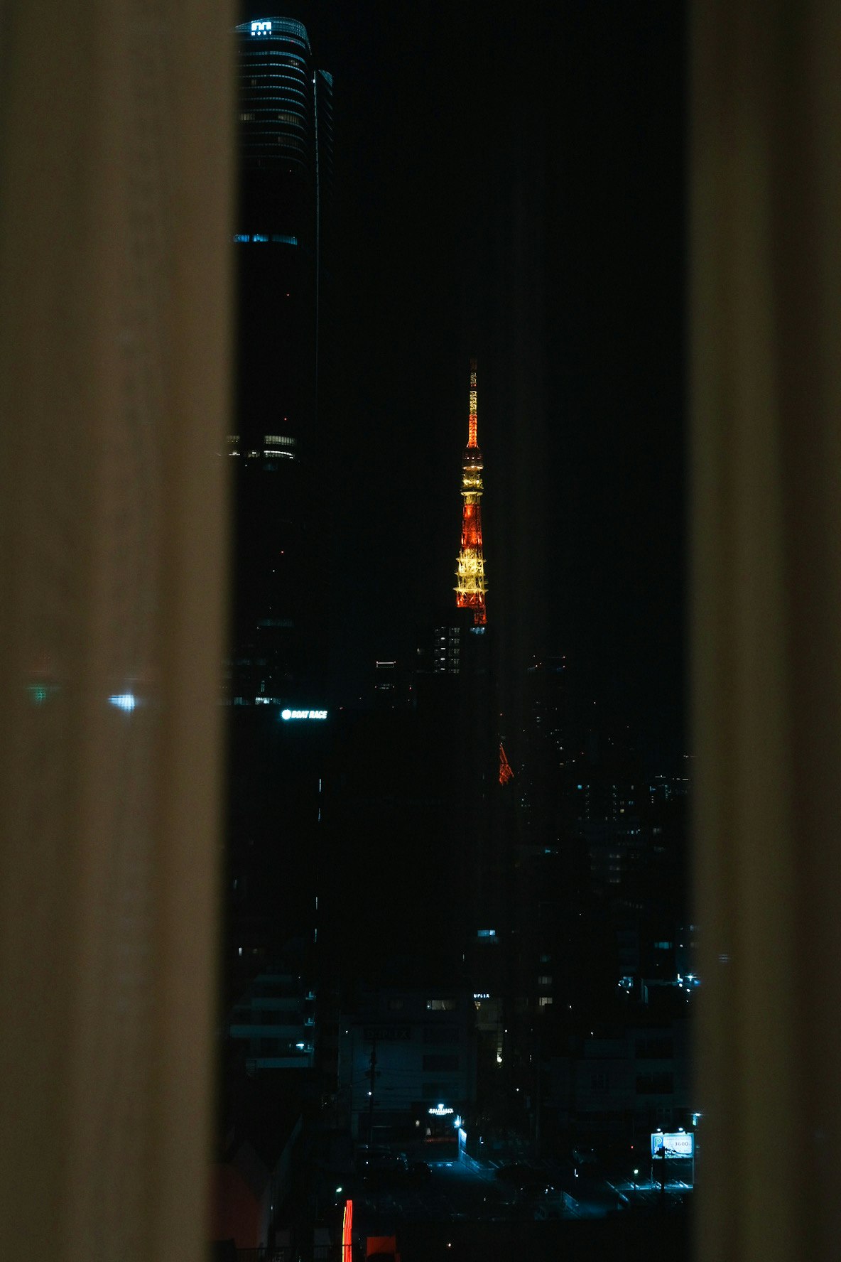 隙間から東京タワーが見える夜景